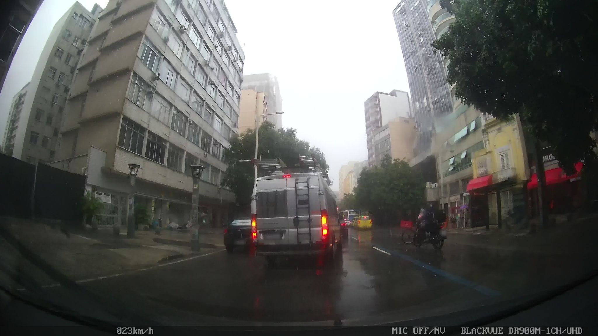 Street-level view near Edifício Mazzarino, Botafogo