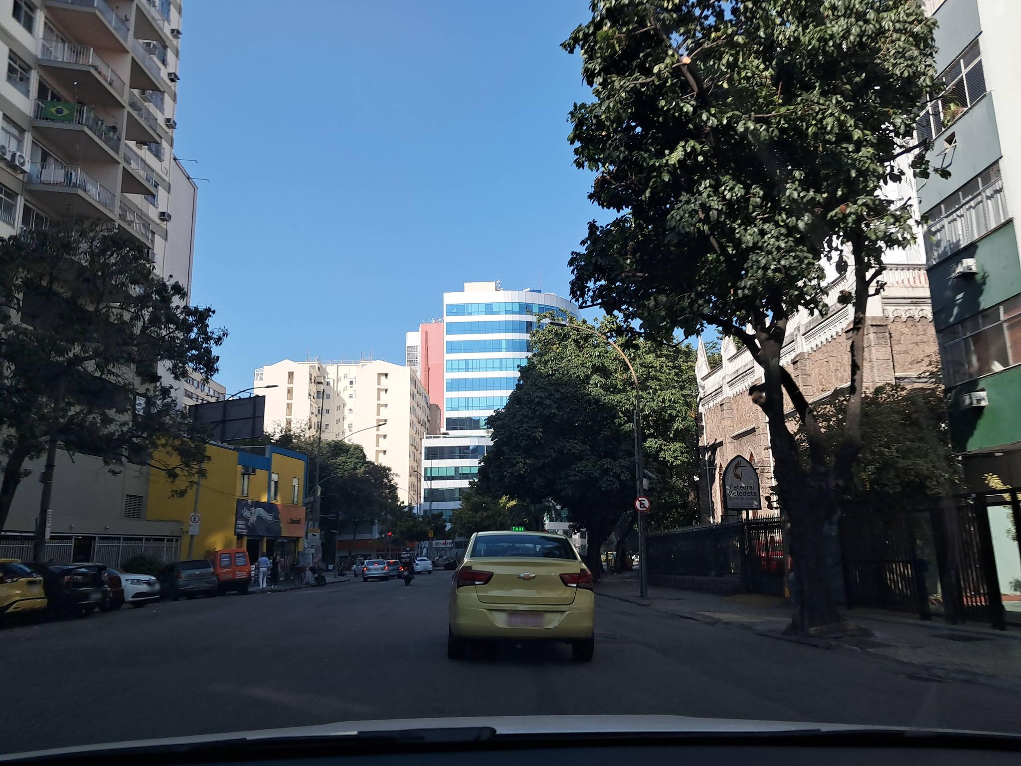 Street-level view near Edifício Meaipe, Laranjeiras
