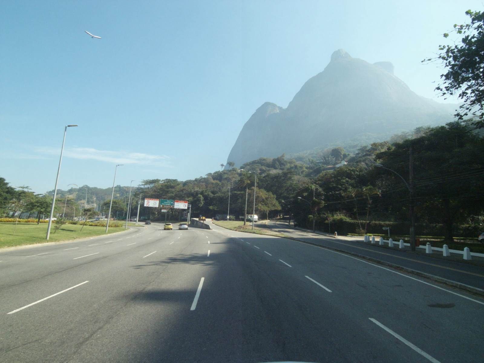 Street-level view near Edifício Mediterranée, São Conrado