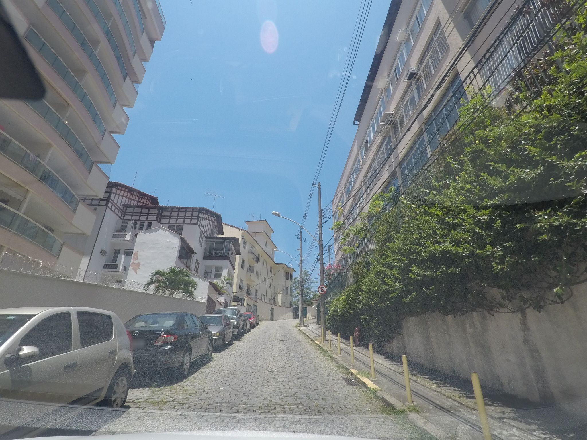 Street-level view near Edifício Mediterrâneo Sul, Copacabana