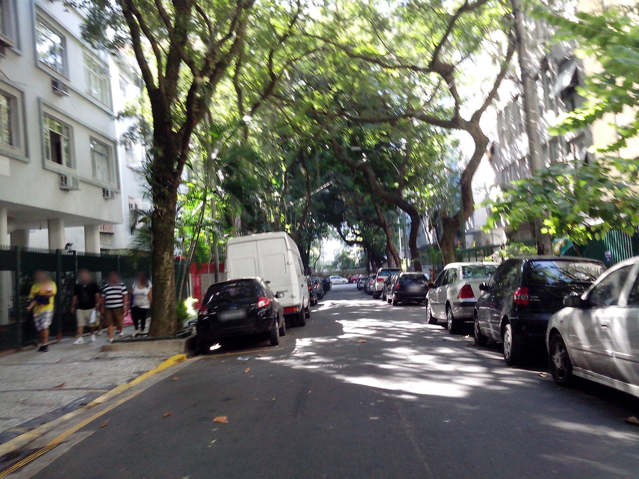 Street-level view near Edifício Megeve, Leblon