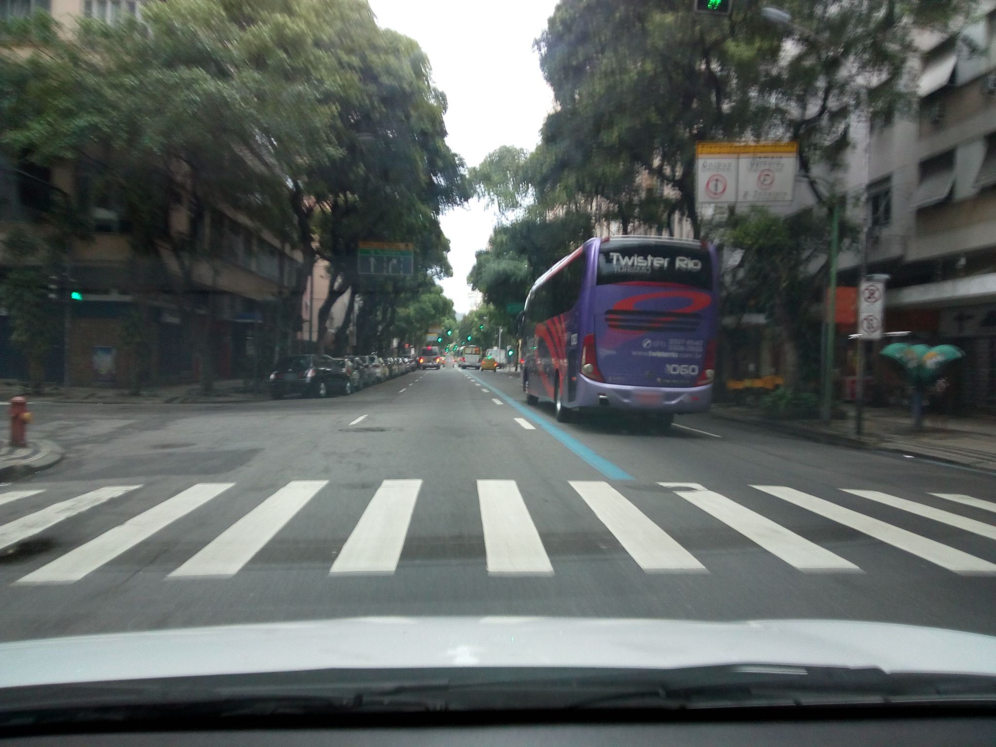 Street-level view near Edifício Menasche, Copacabana