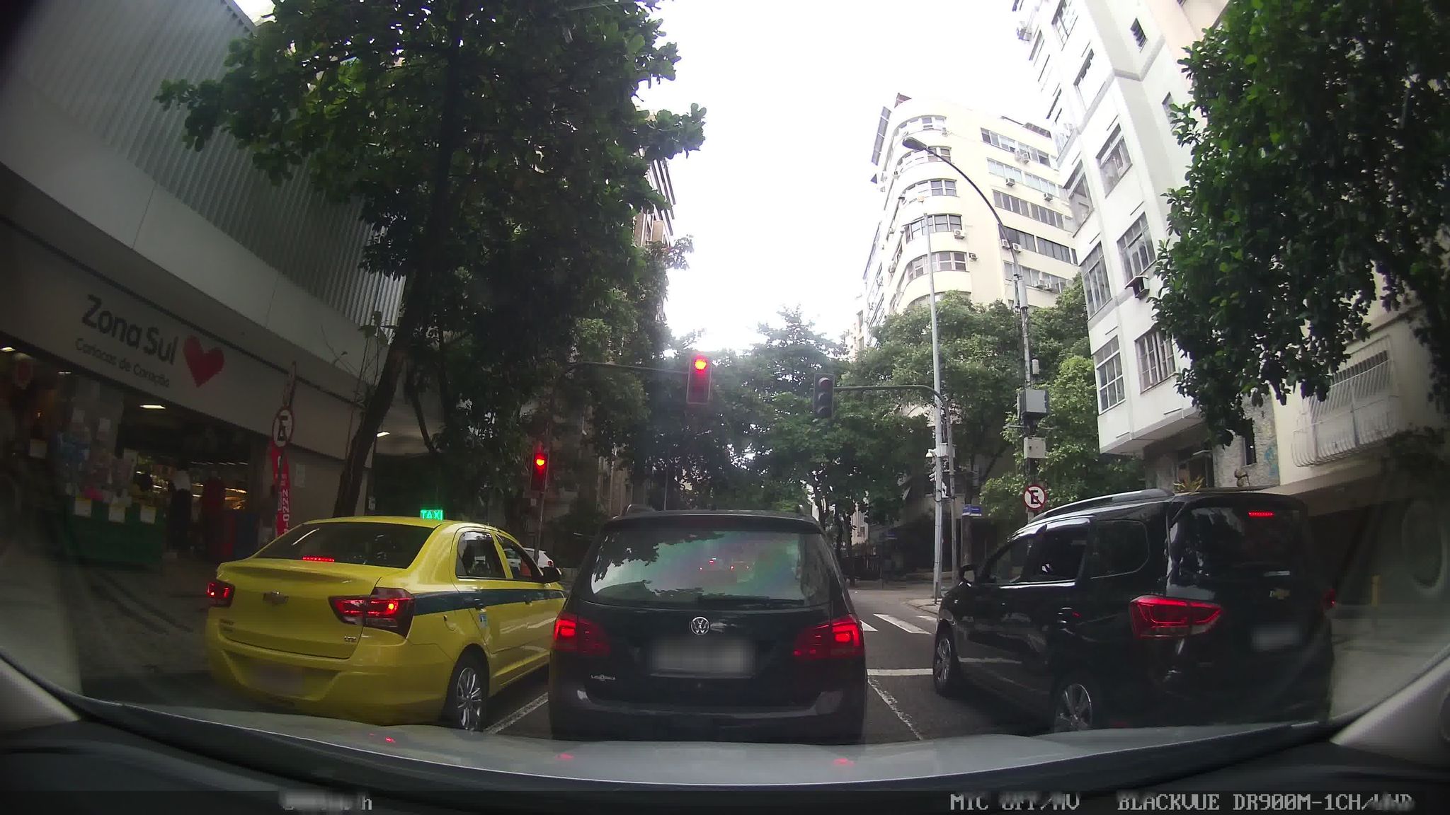 Street-level view near Edifício Mendoza, Copacabana