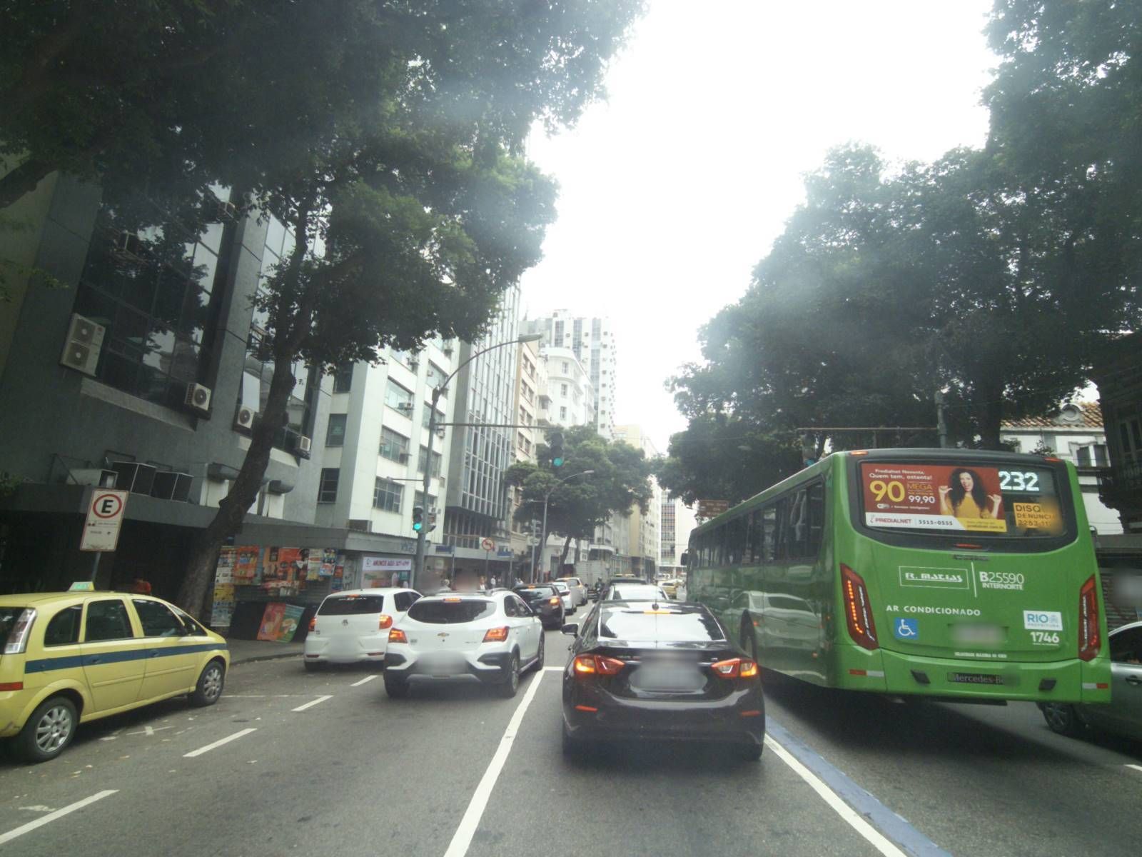 Street-level view near Edifício Mercantil, Centro