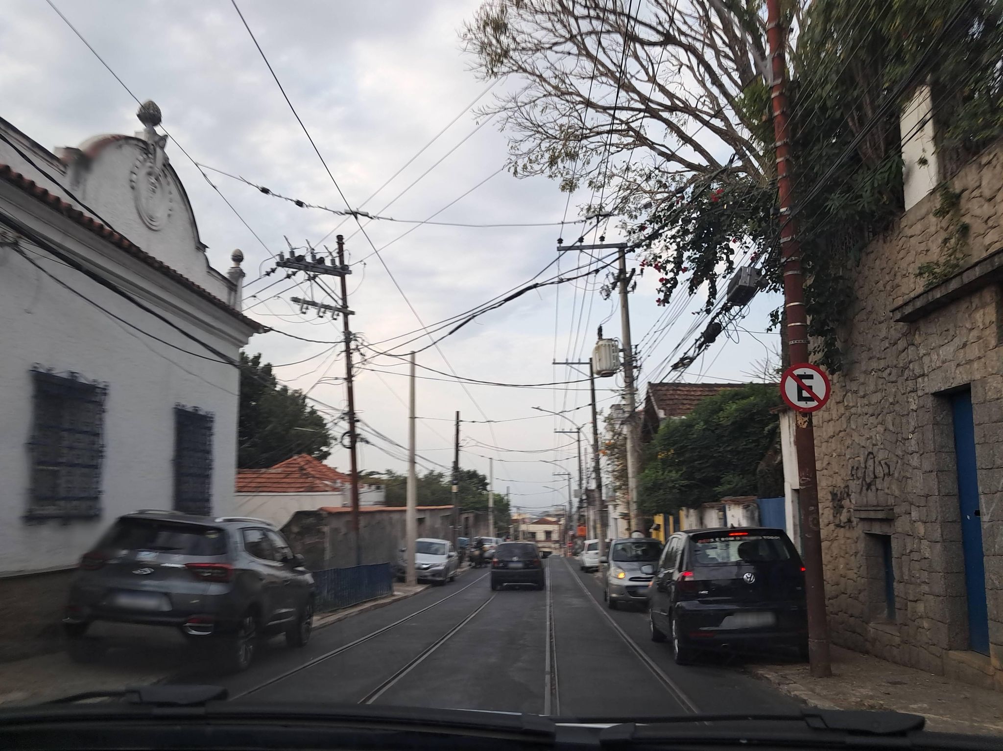 Street-level view near Edifício Mercedes Batista, Santa Teresa