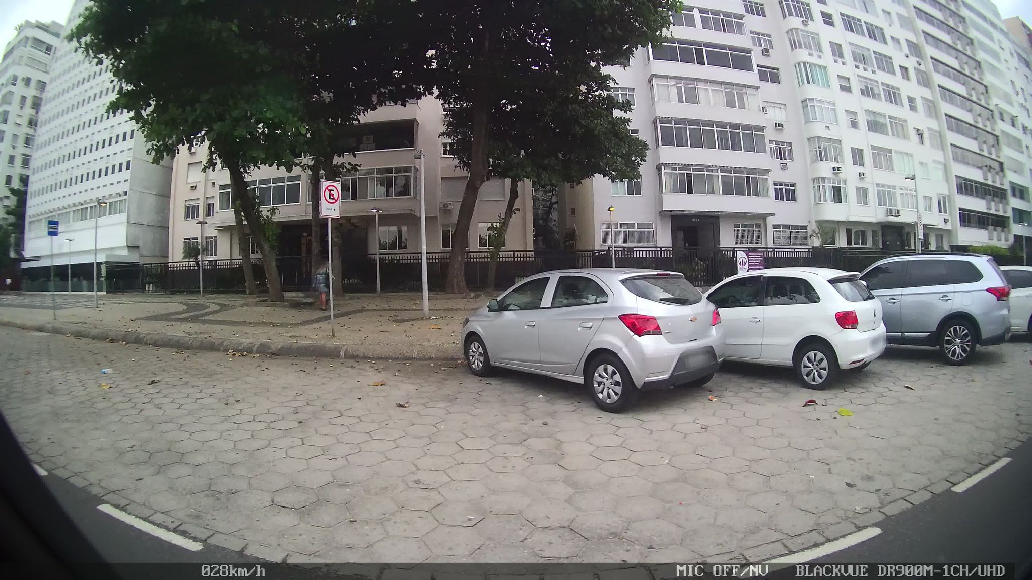 Street-level view near Edifício Mercedes de Abreu, Leme