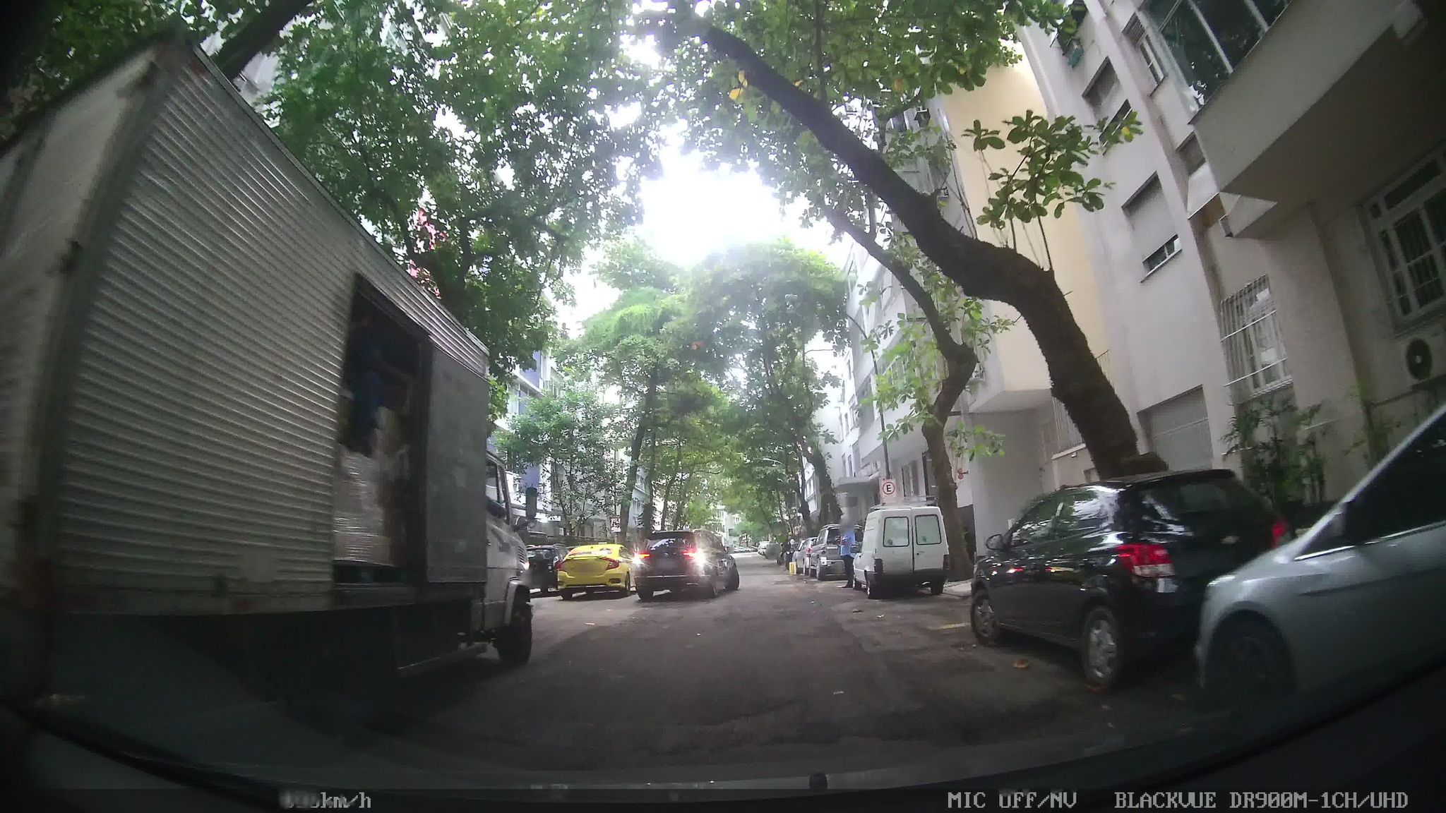 Street-level view near Edifício Mercedes de Abreu, Copacabana