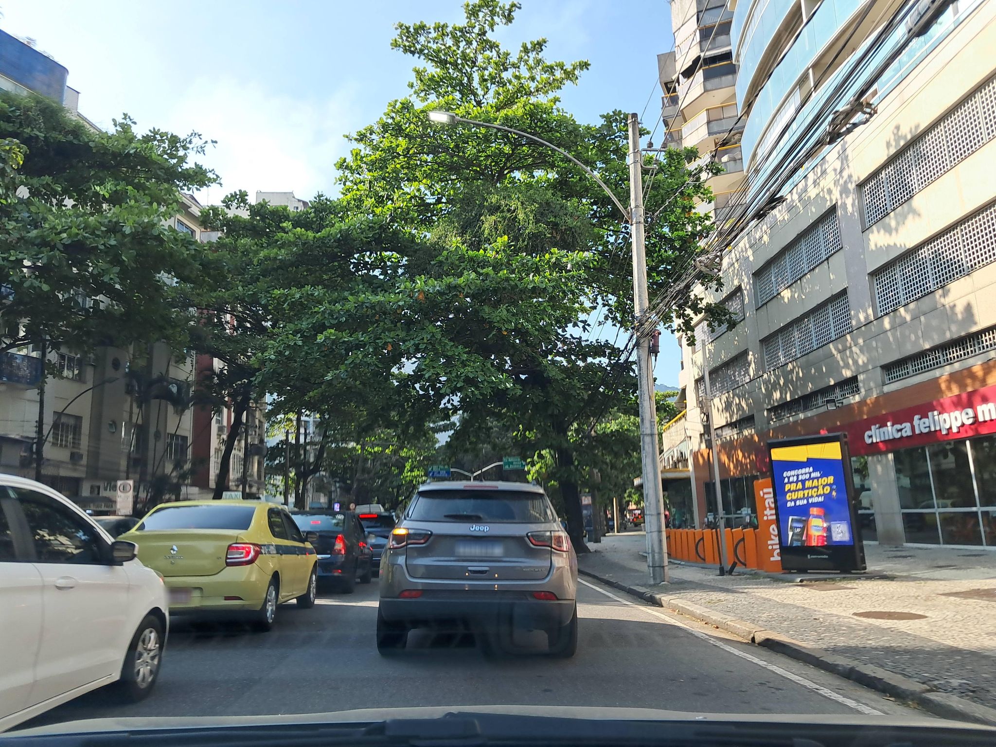 Street-level view near Edifício Mercedes, Leblon