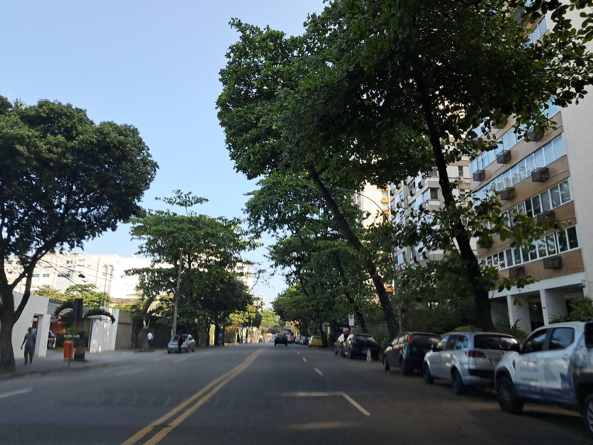 Street-level view near Edifício Milano, Lagoa