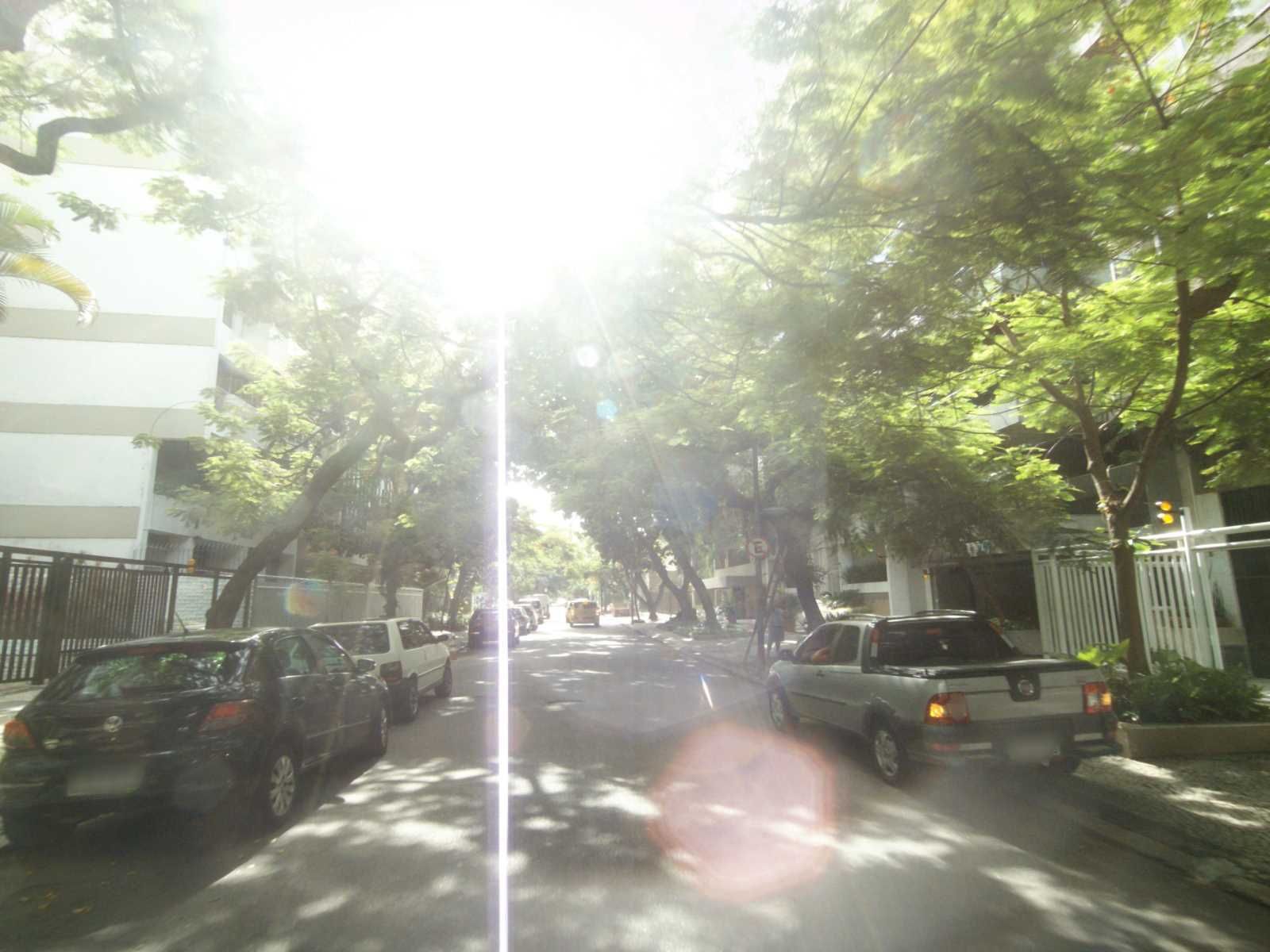 Street-level view near Edifício Mina, Lagoa