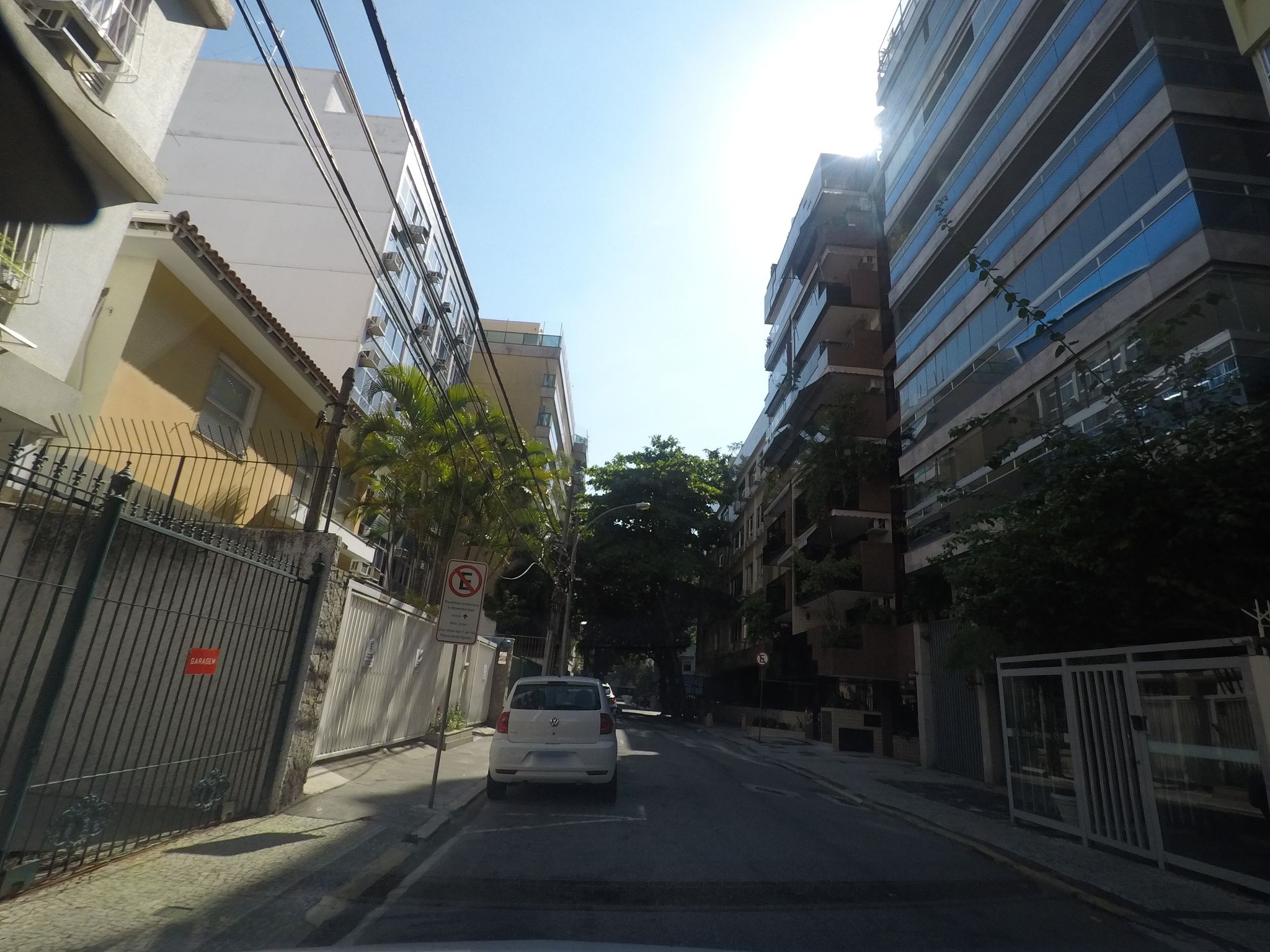 Street-level view near Edifício Ministro Carlos Medeiros Silva, Leblon