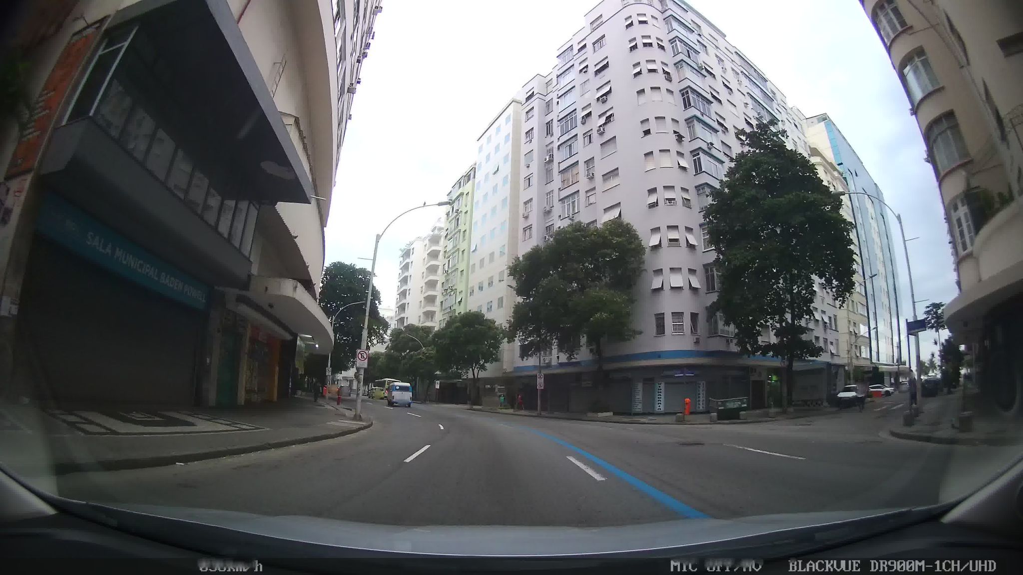 Street-level view near Edíficio Miraflores, Copacabana