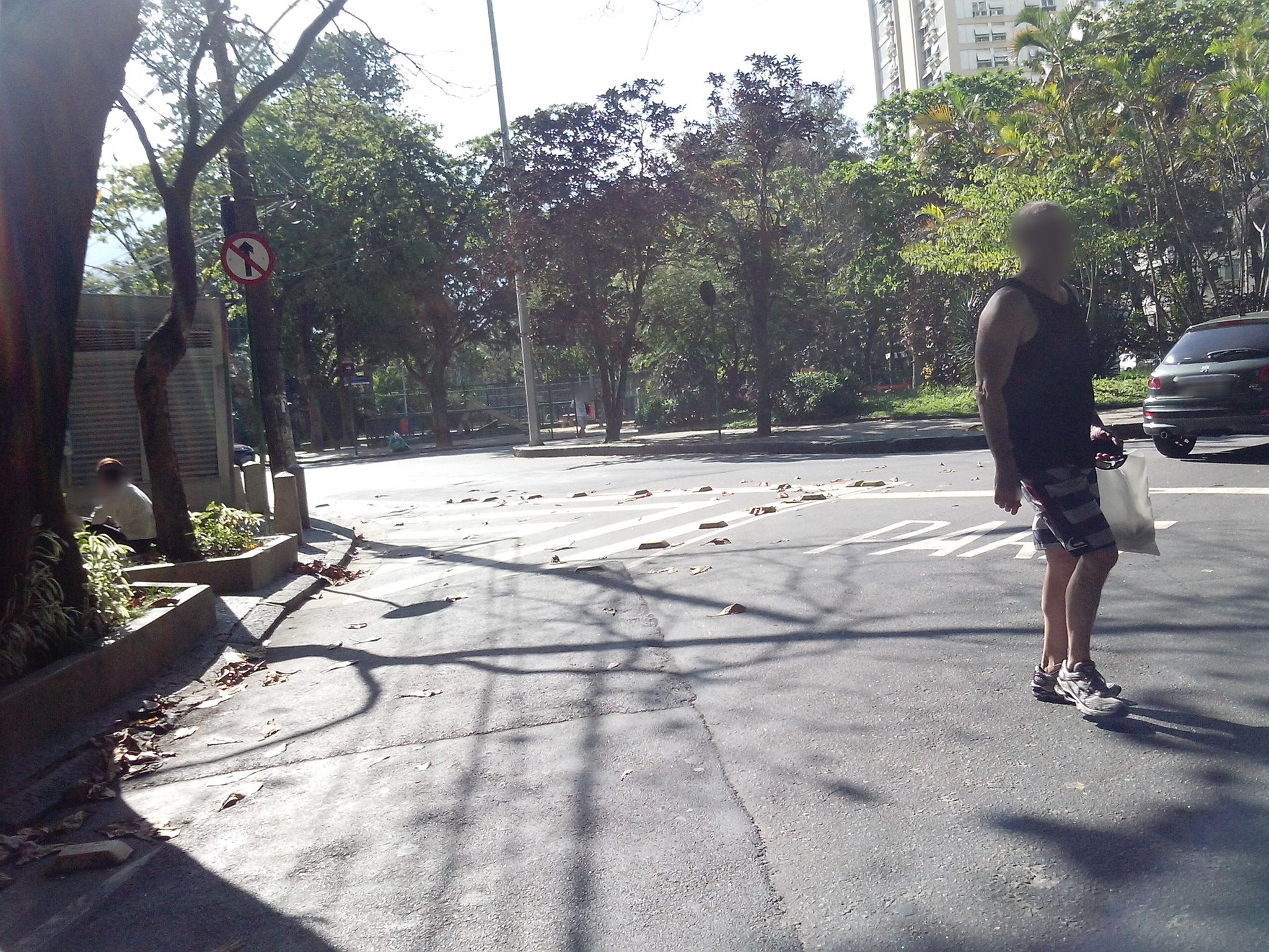 Street-level view near Edifício Mirante Leblon, Leblon