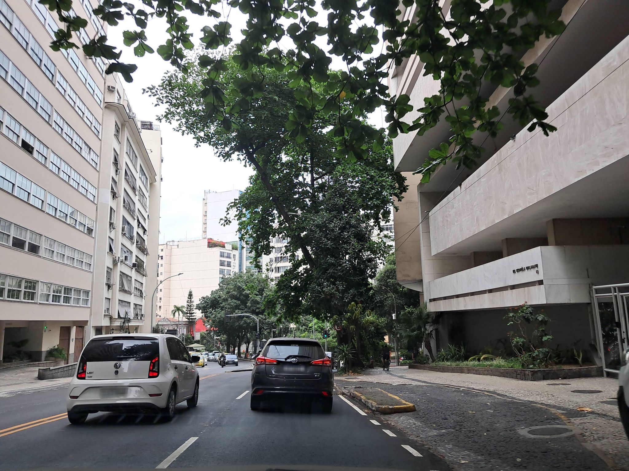 Street-level view near Edifício Mirante Rio, Lagoa