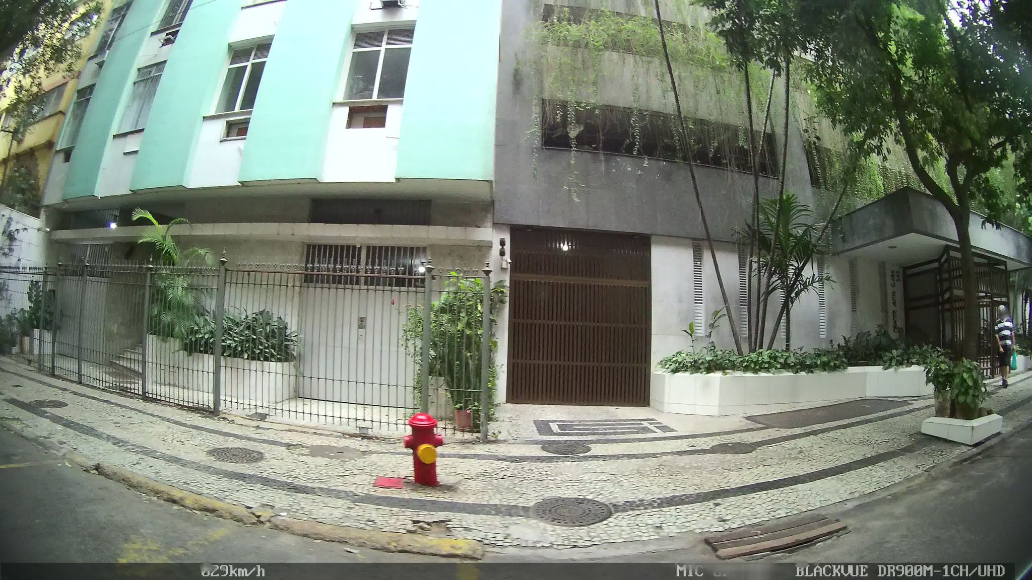 Street-level view near Edifício Mirante Santa Clara, Copacabana