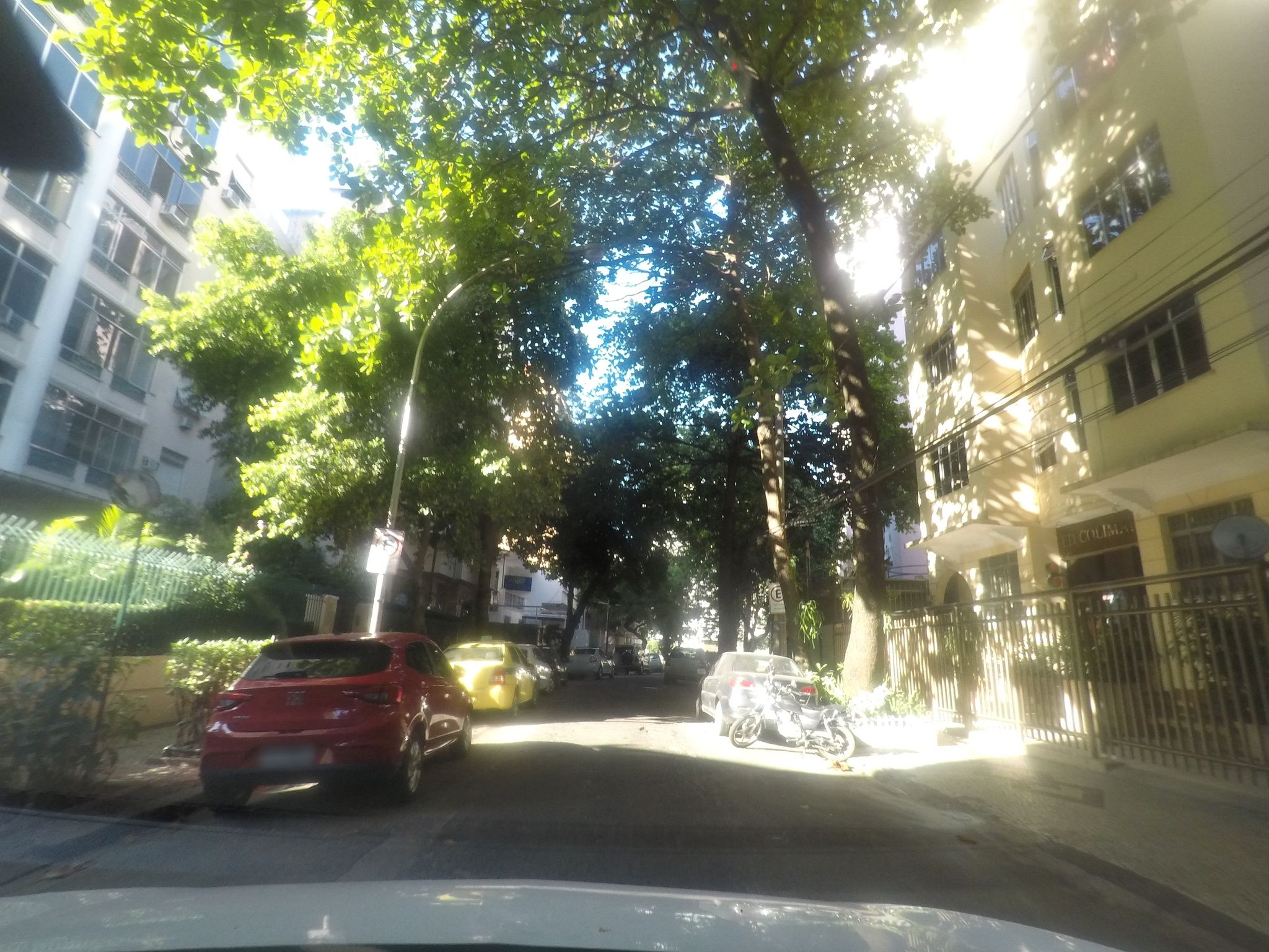 Street-level view near Edifício Mirim, Flamengo