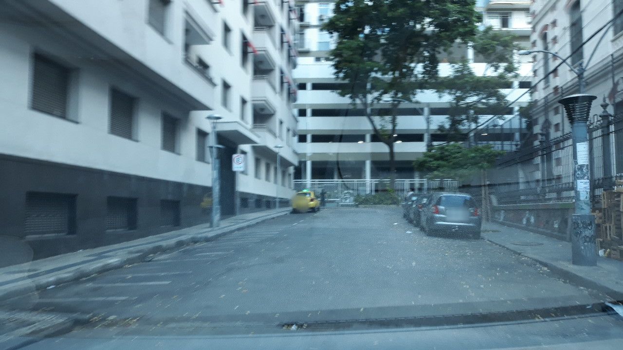 Street-level view near Edifício Miritiba, Glória