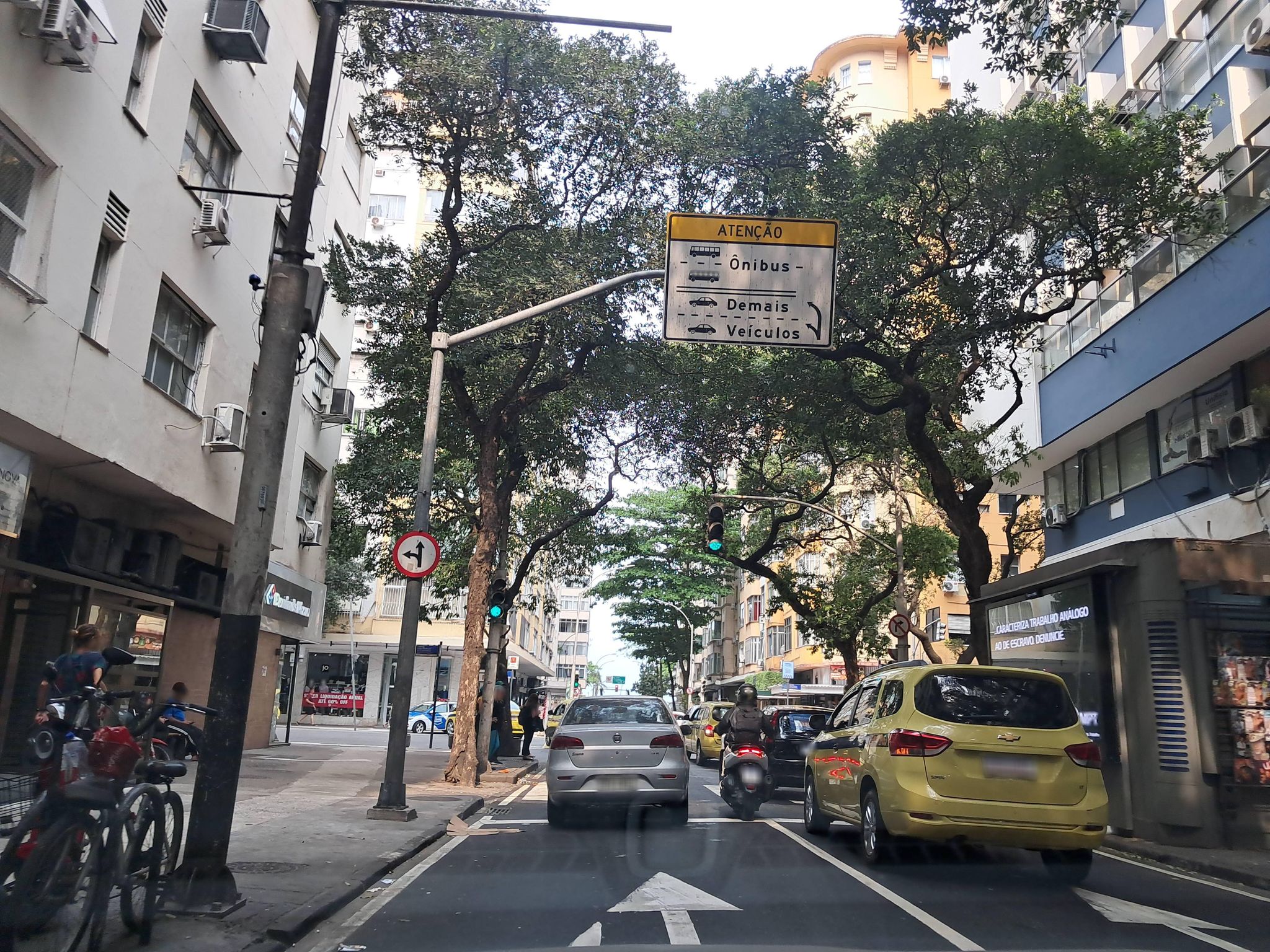 Street-level view near Edíficio Moara, Copacabana