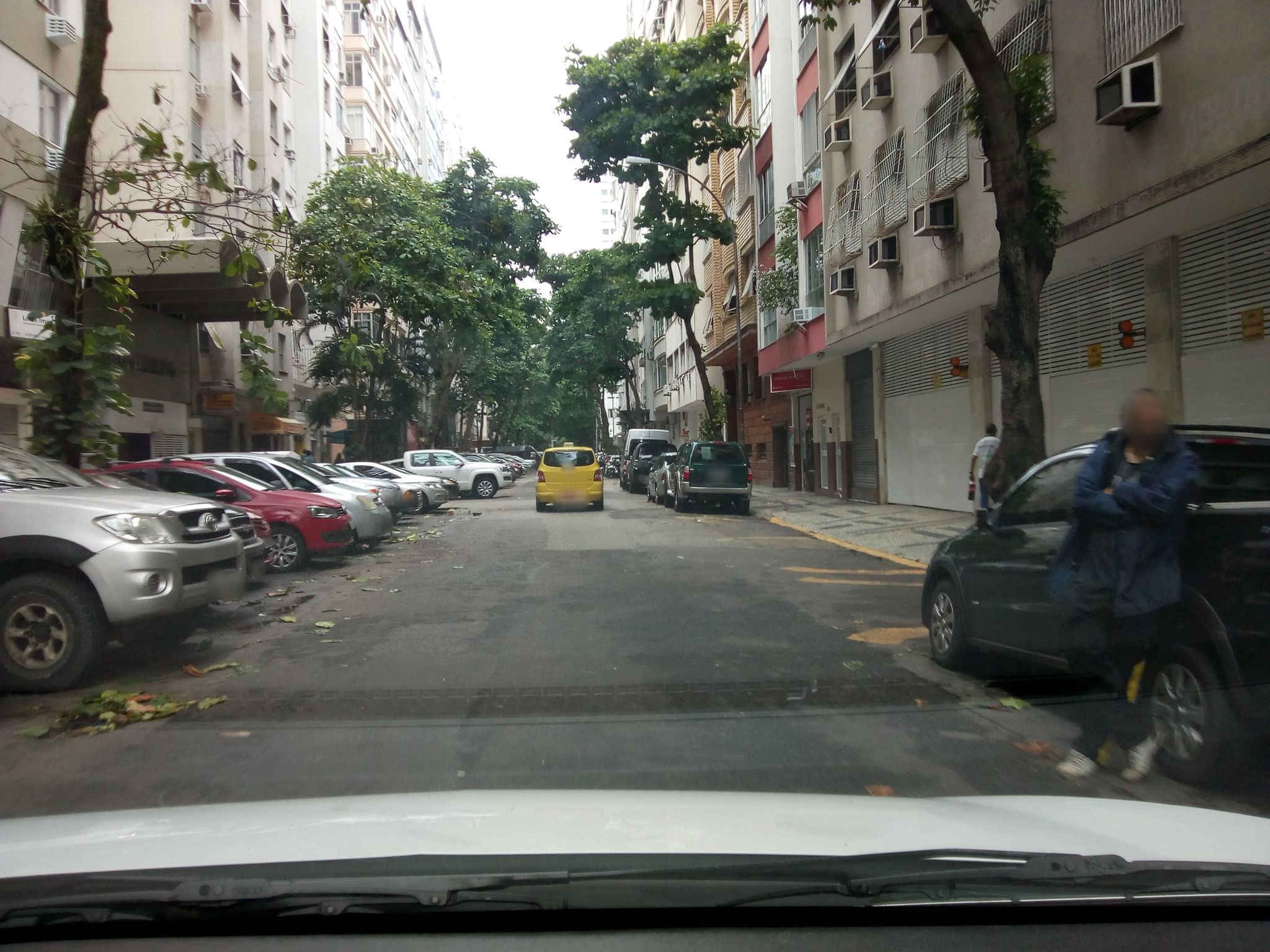 Street-level view near Edíficio Monchique, Leme