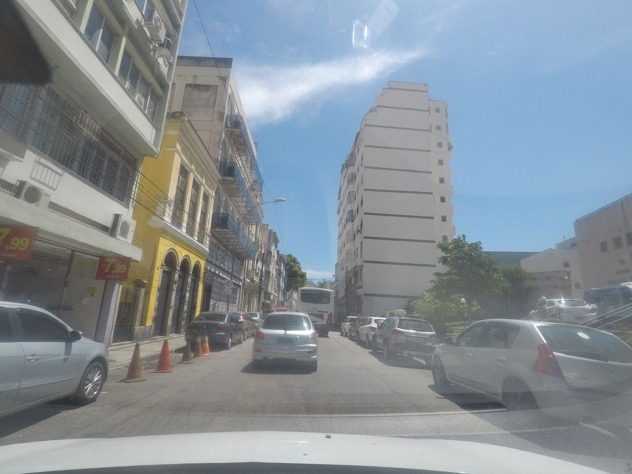 Street-level view near Edifício Moncorvo Filho, Centro