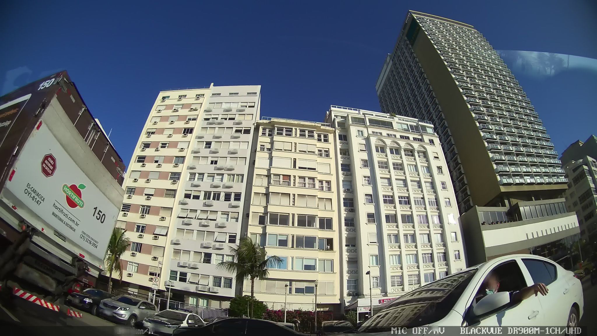 Street-level view near Edifício Mondesir, Leme