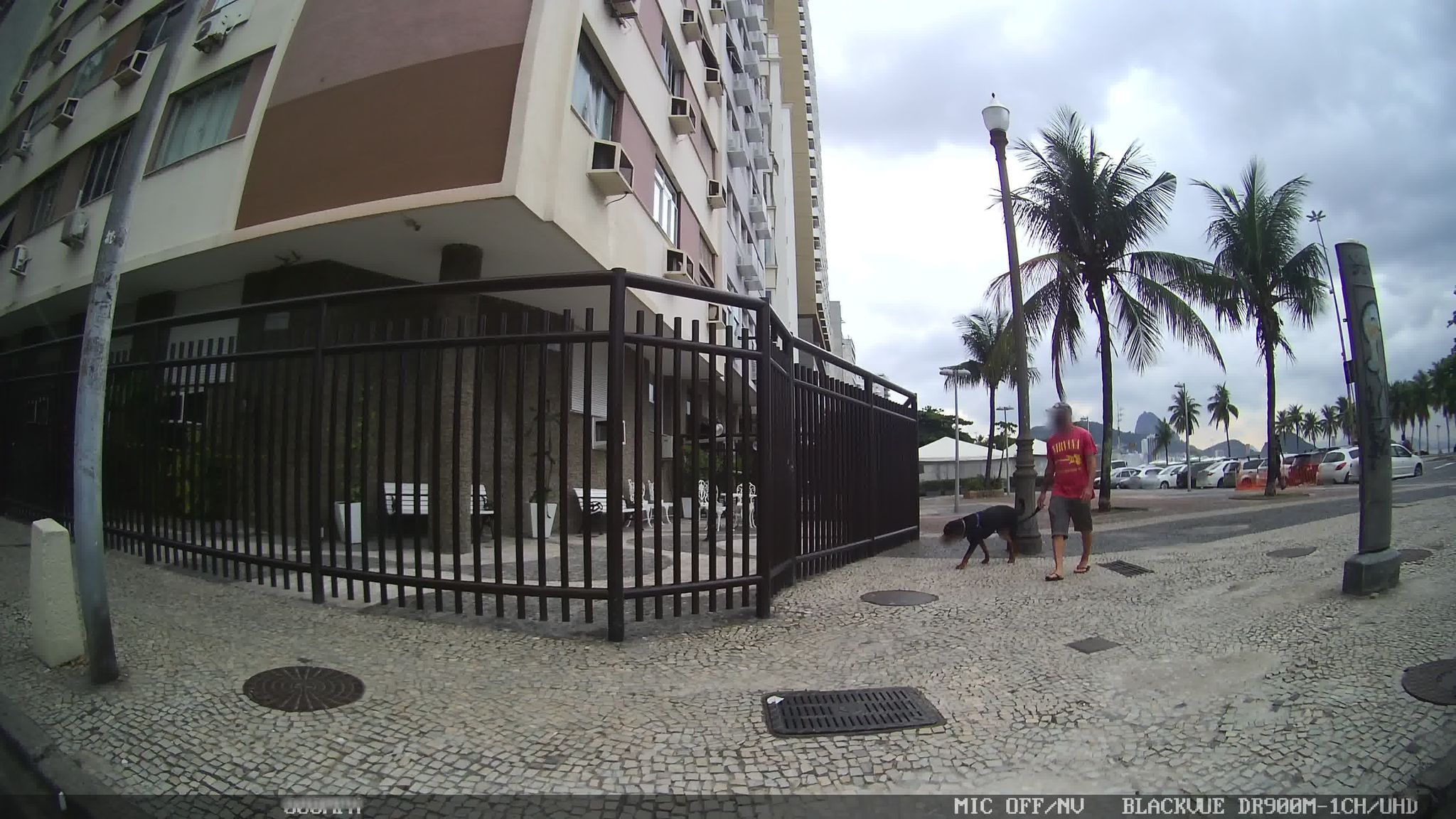 Street-level view near Edifício Mondesir, Copacabana