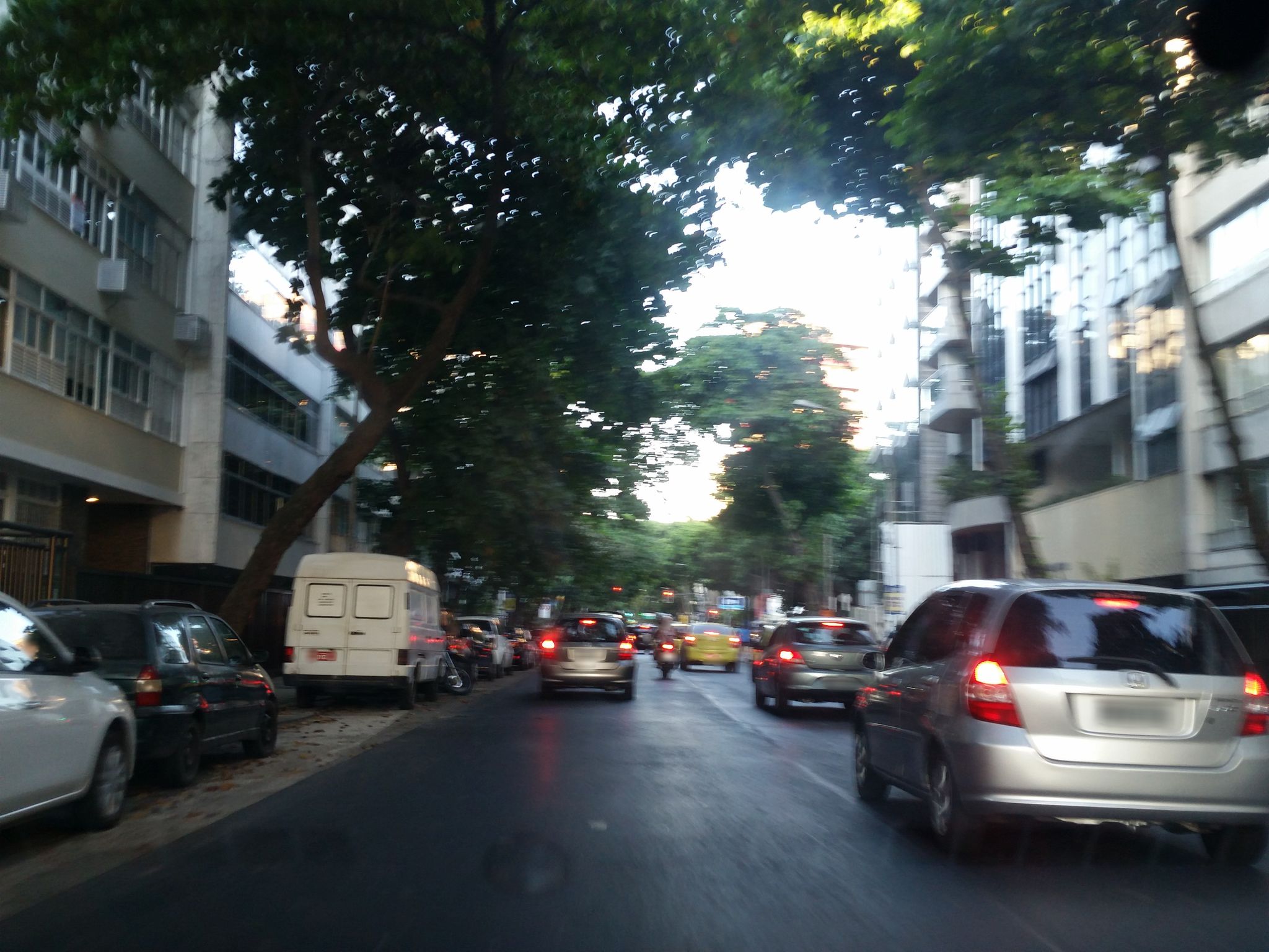 Street-level view near Edifício Monet Manet, Ipanema