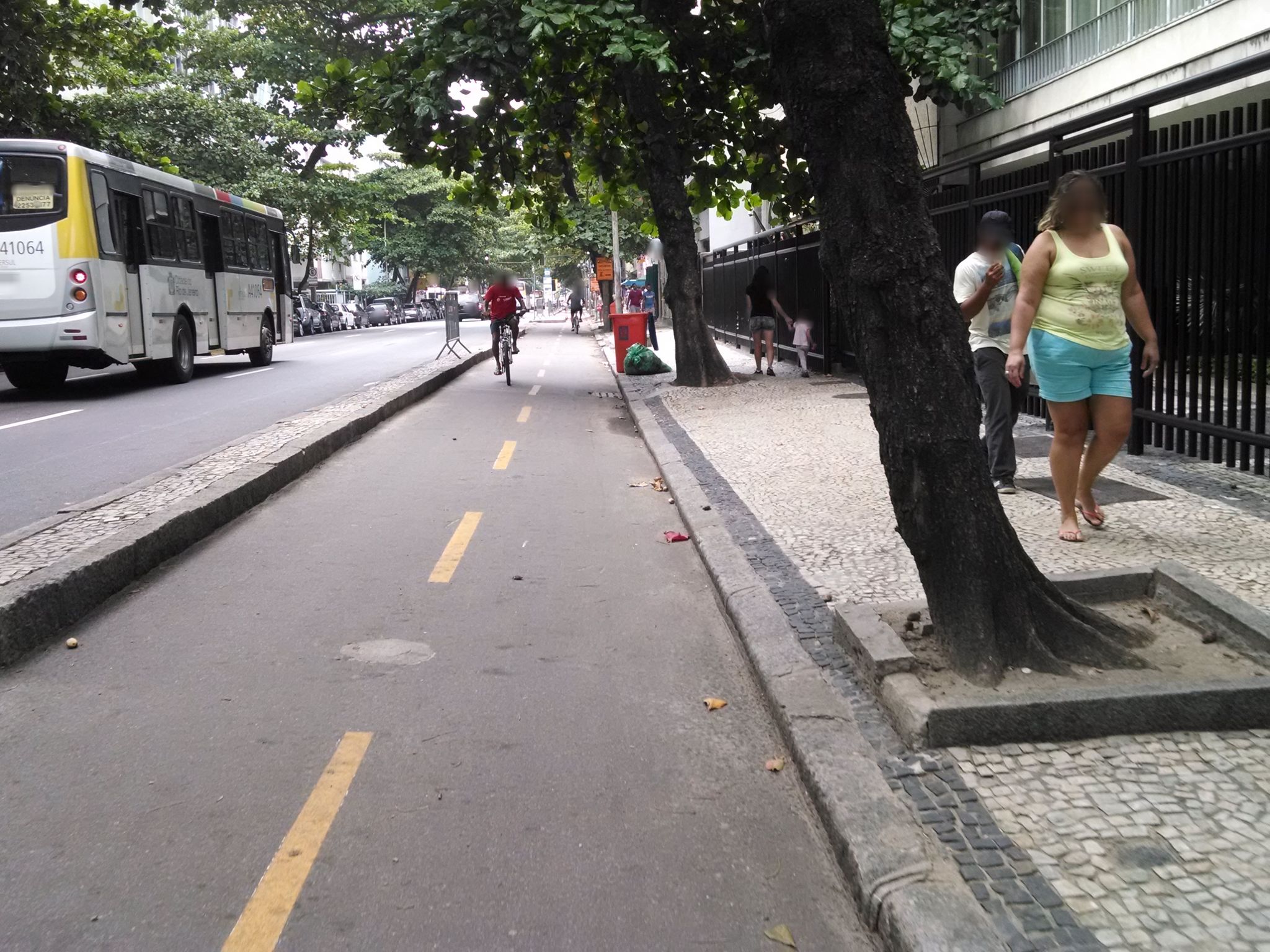 Street-level view near Edifício Monet Manet, Copacabana