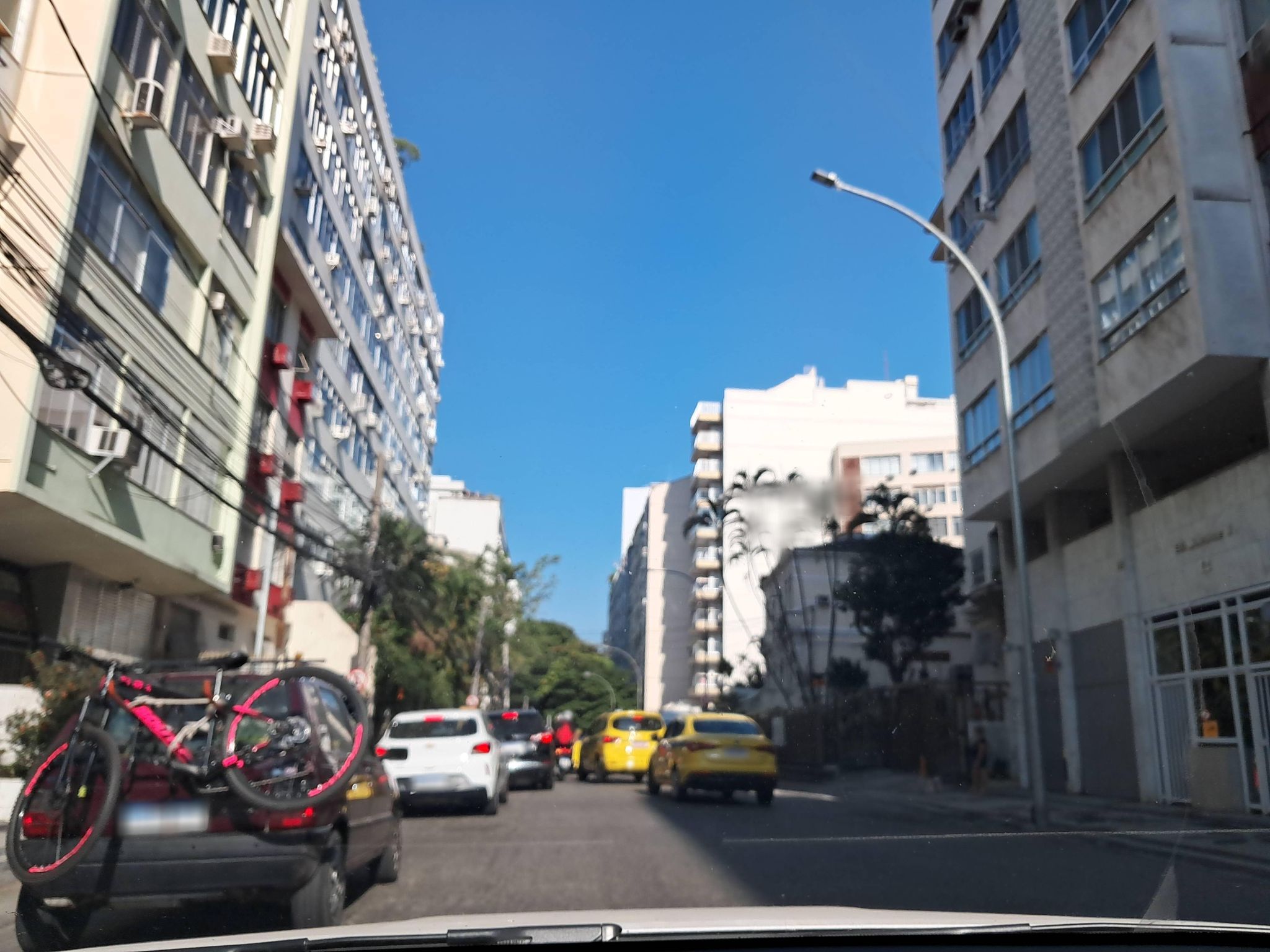 Street-level view near Edifício Monique II, Laranjeiras