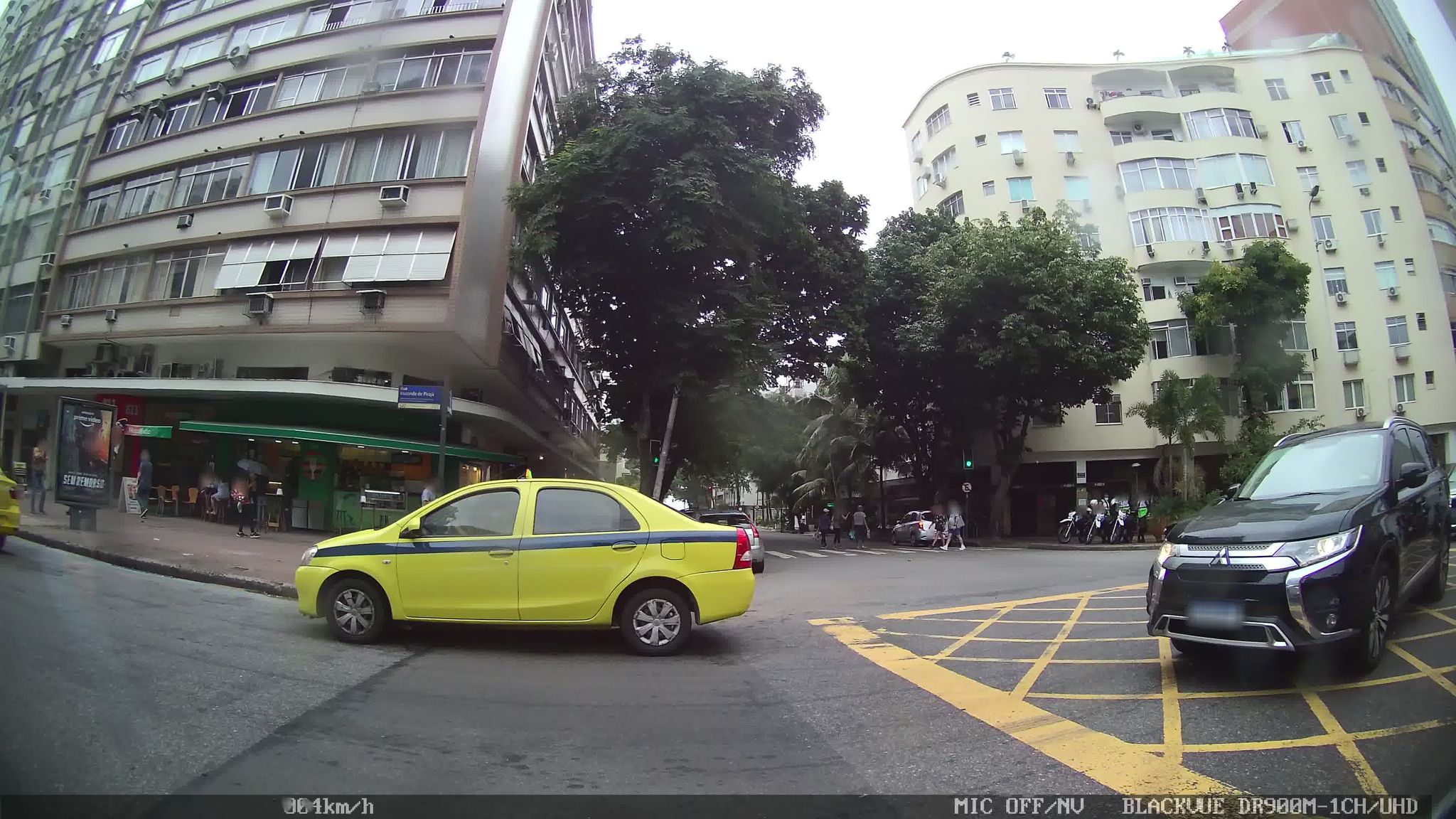 Street-level view near Edifício Monroe, Ipanema