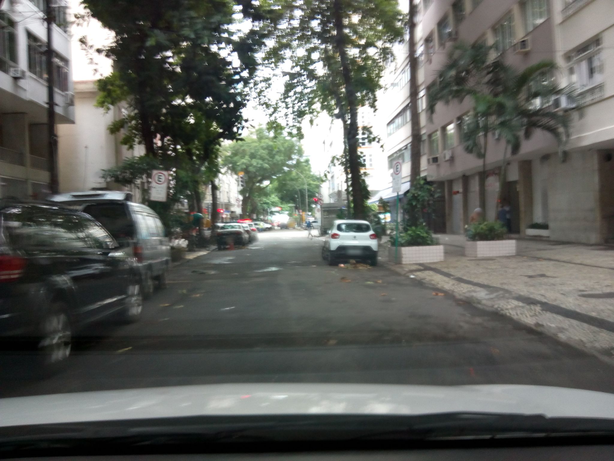 Street-level view near Edifício Mont Gomery, Copacabana