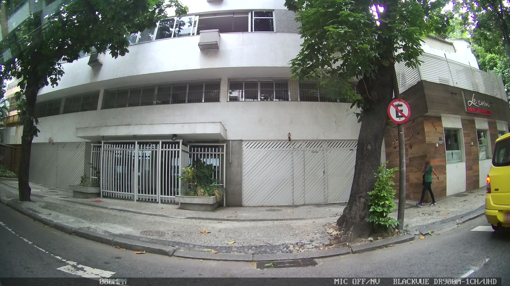 Street-level view near Edifício Monte Castelo, Leblon