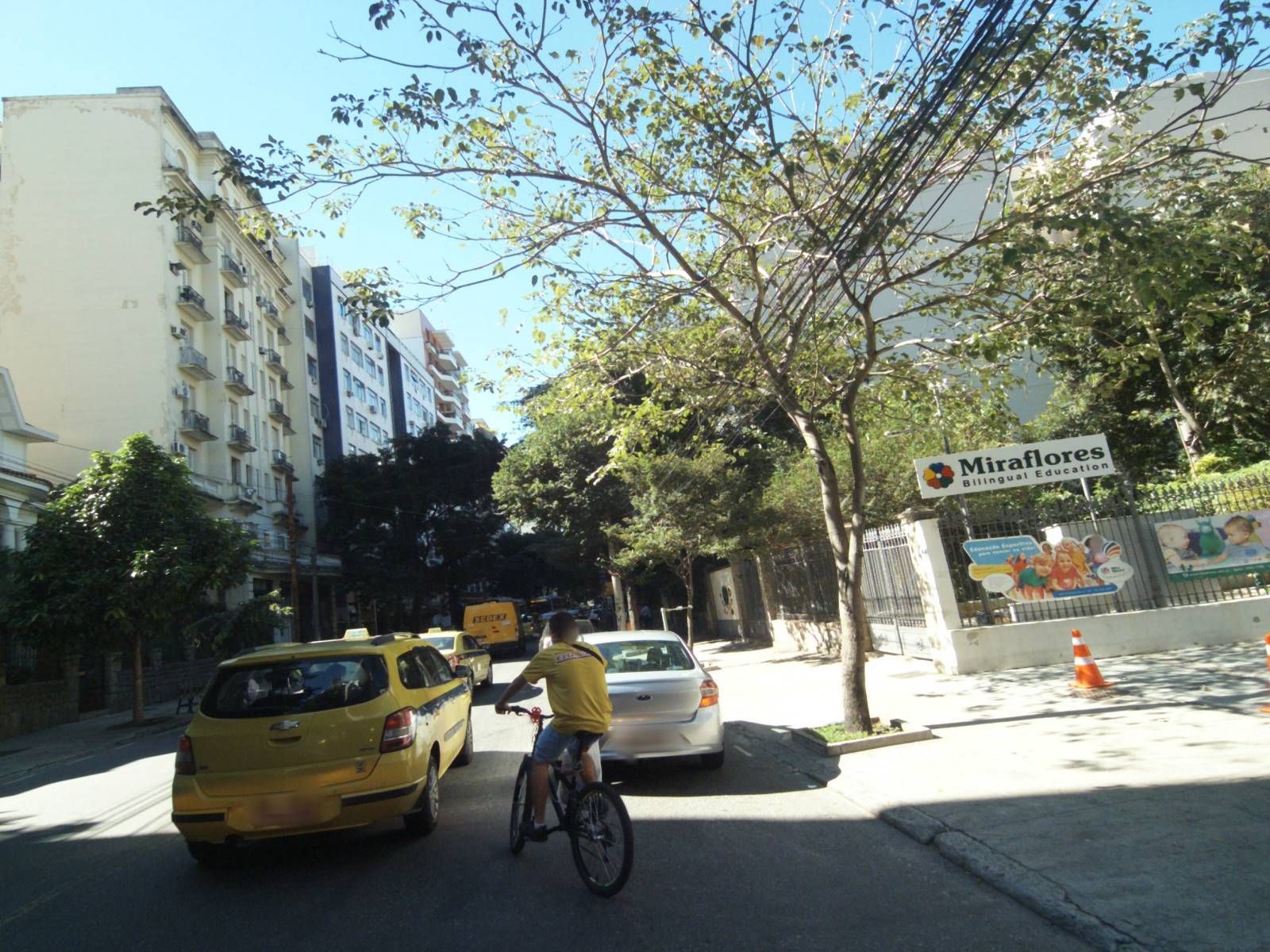 Street-level view near Edifício Monte, Catete