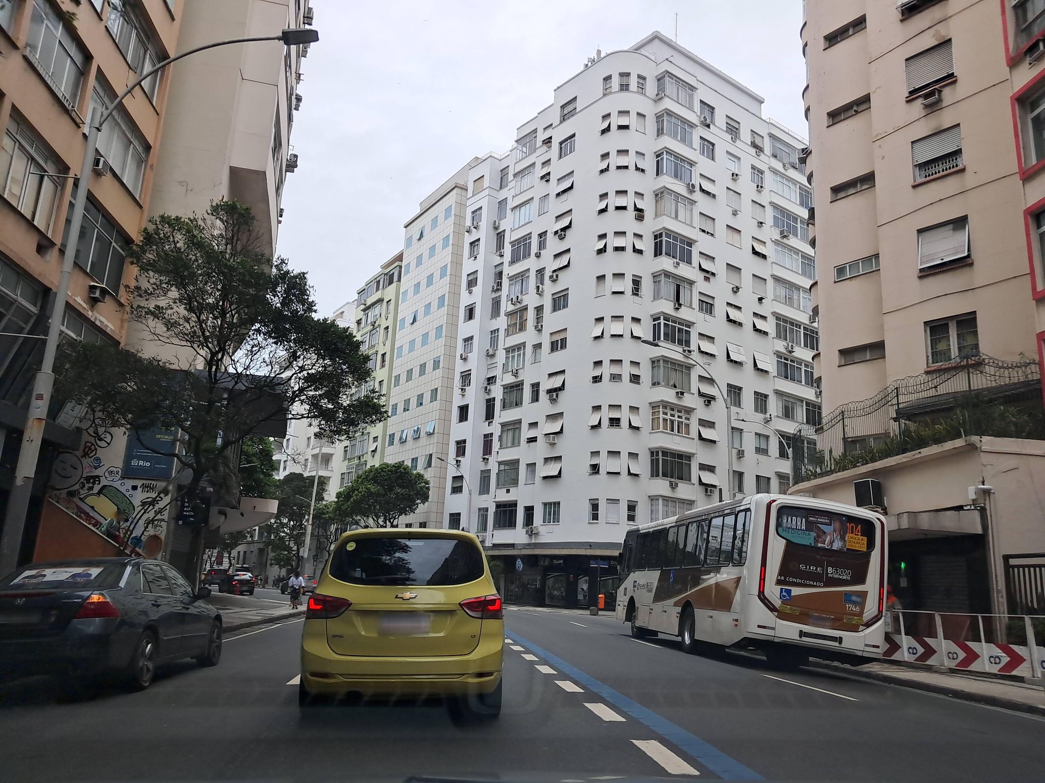 Street-level view near Edíficio Monte Verde, Leme