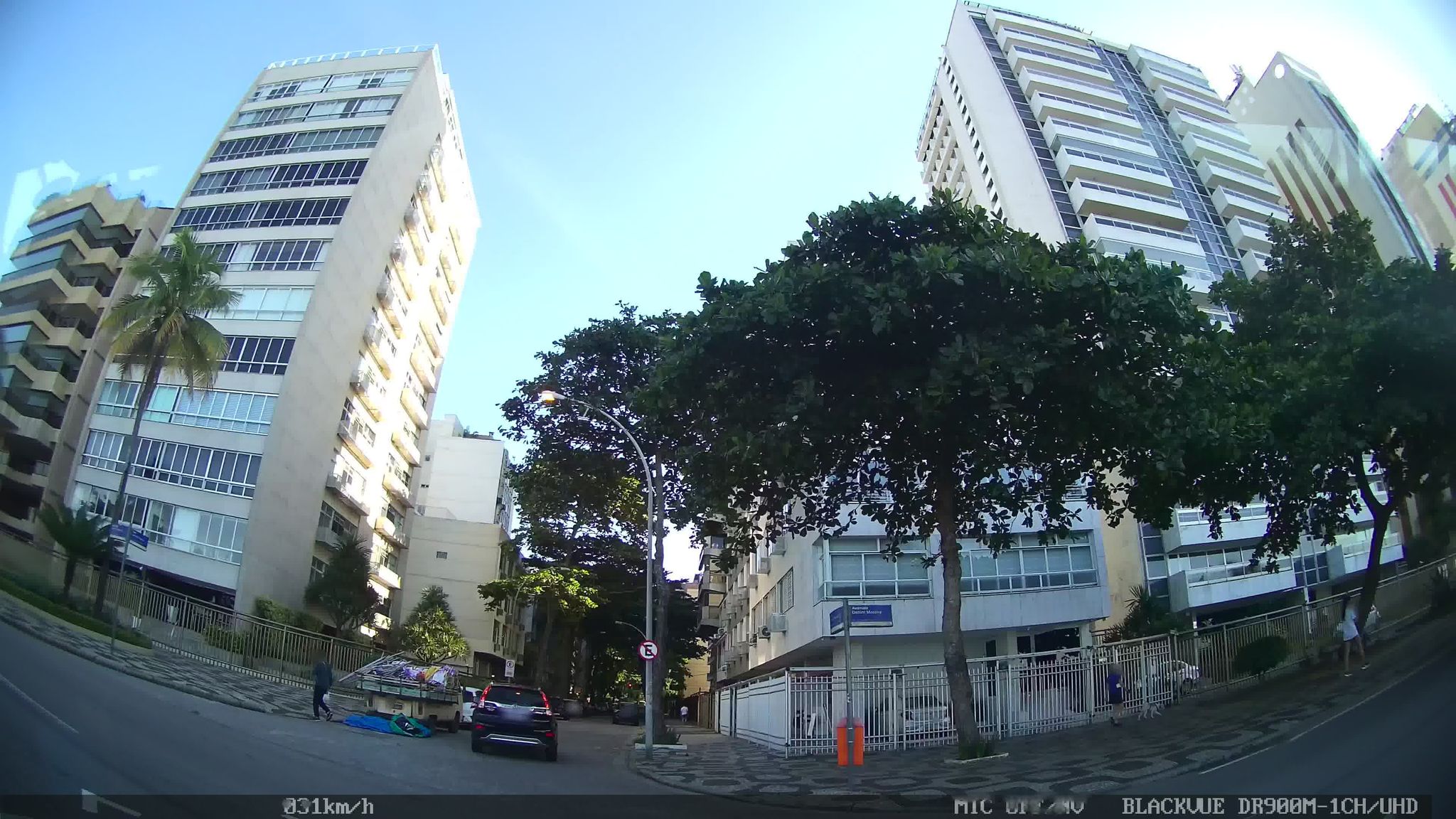 Street-level view near Edifício Montenerde, Leblon