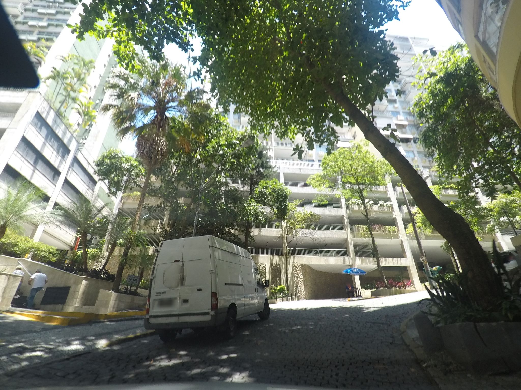Street-level view near Edifício Montesano, Copacabana