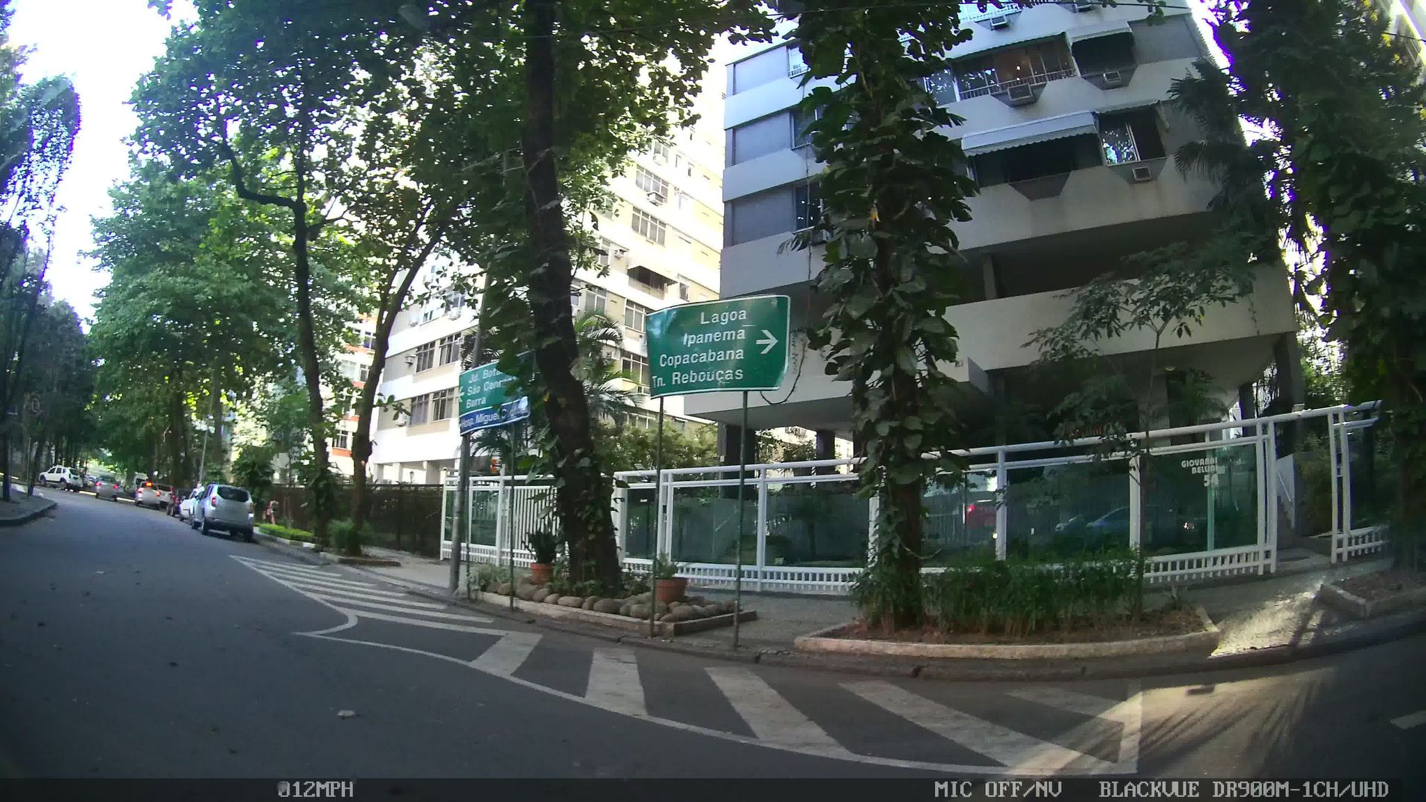 Street-level view near Edifício Morada da Lagoa, Leblon