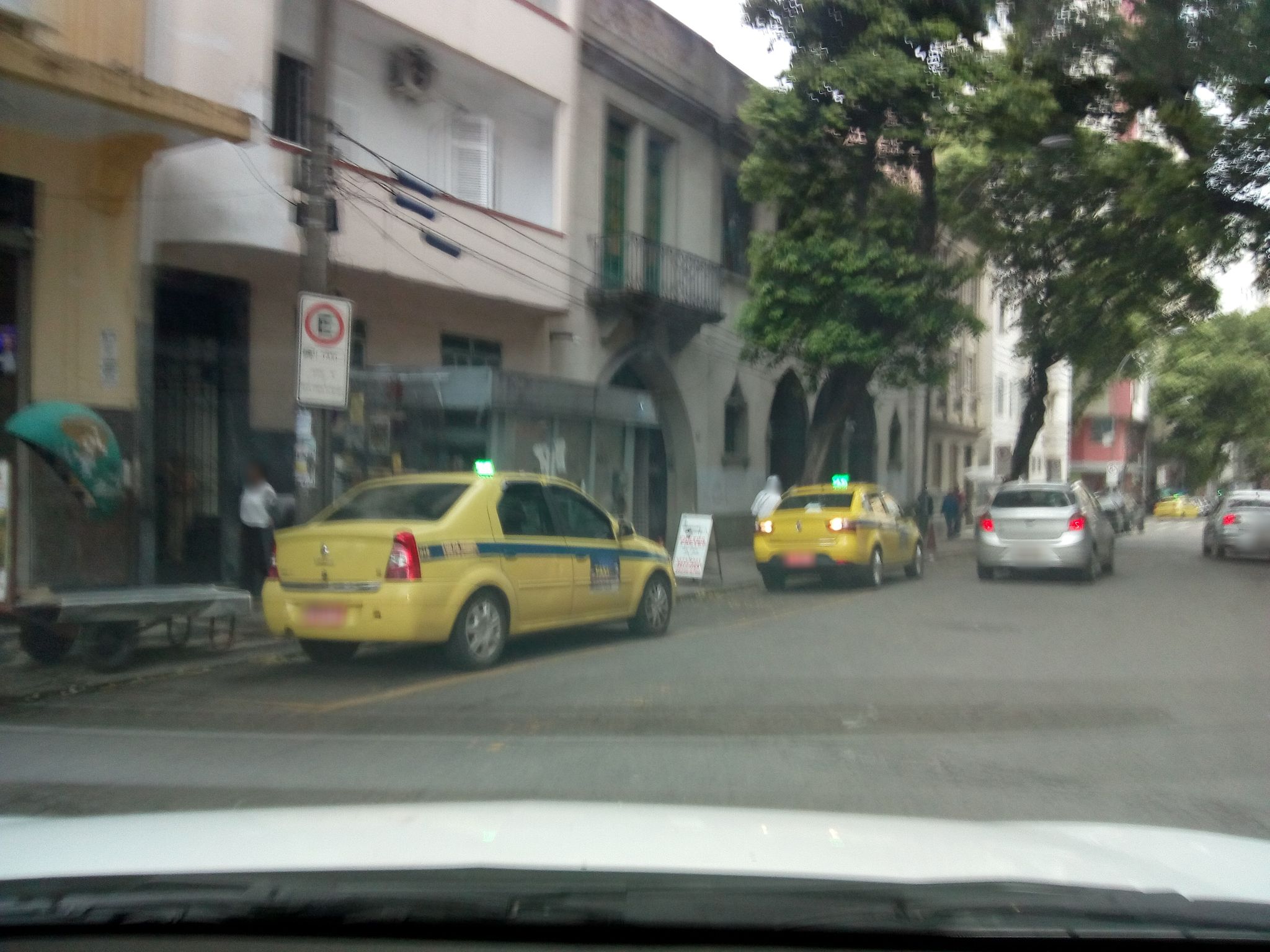 Street-level view near Edifício Moraes, Centro