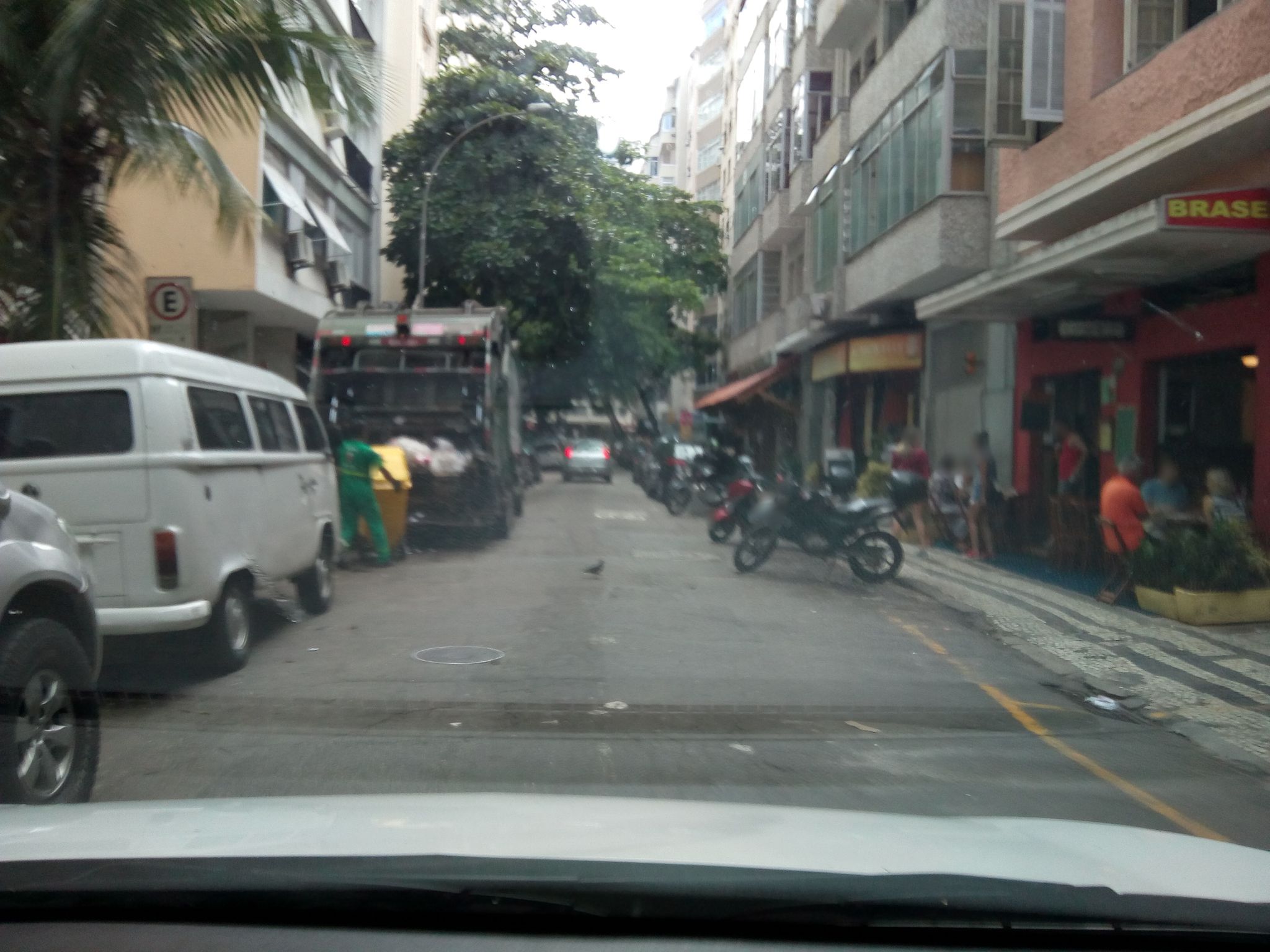 Street-level view near Edifício Morais Rego, Copacabana