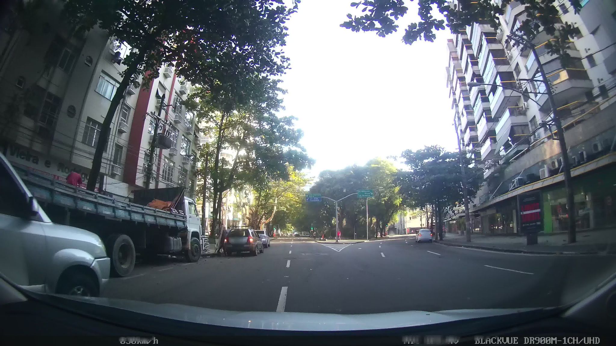 Street-level view near Edifício Morede, Leblon