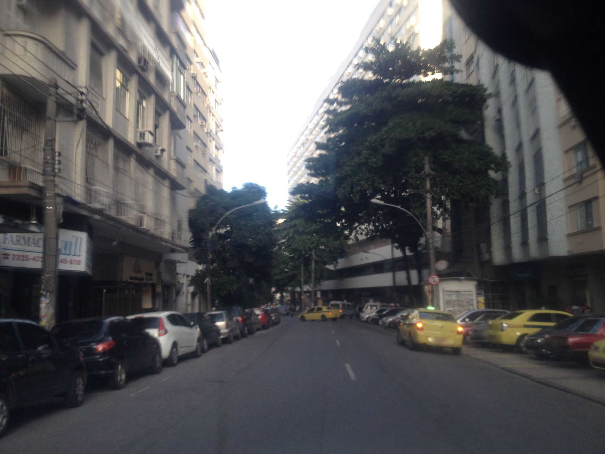 Street-level view near Edifício Morena, Copacabana