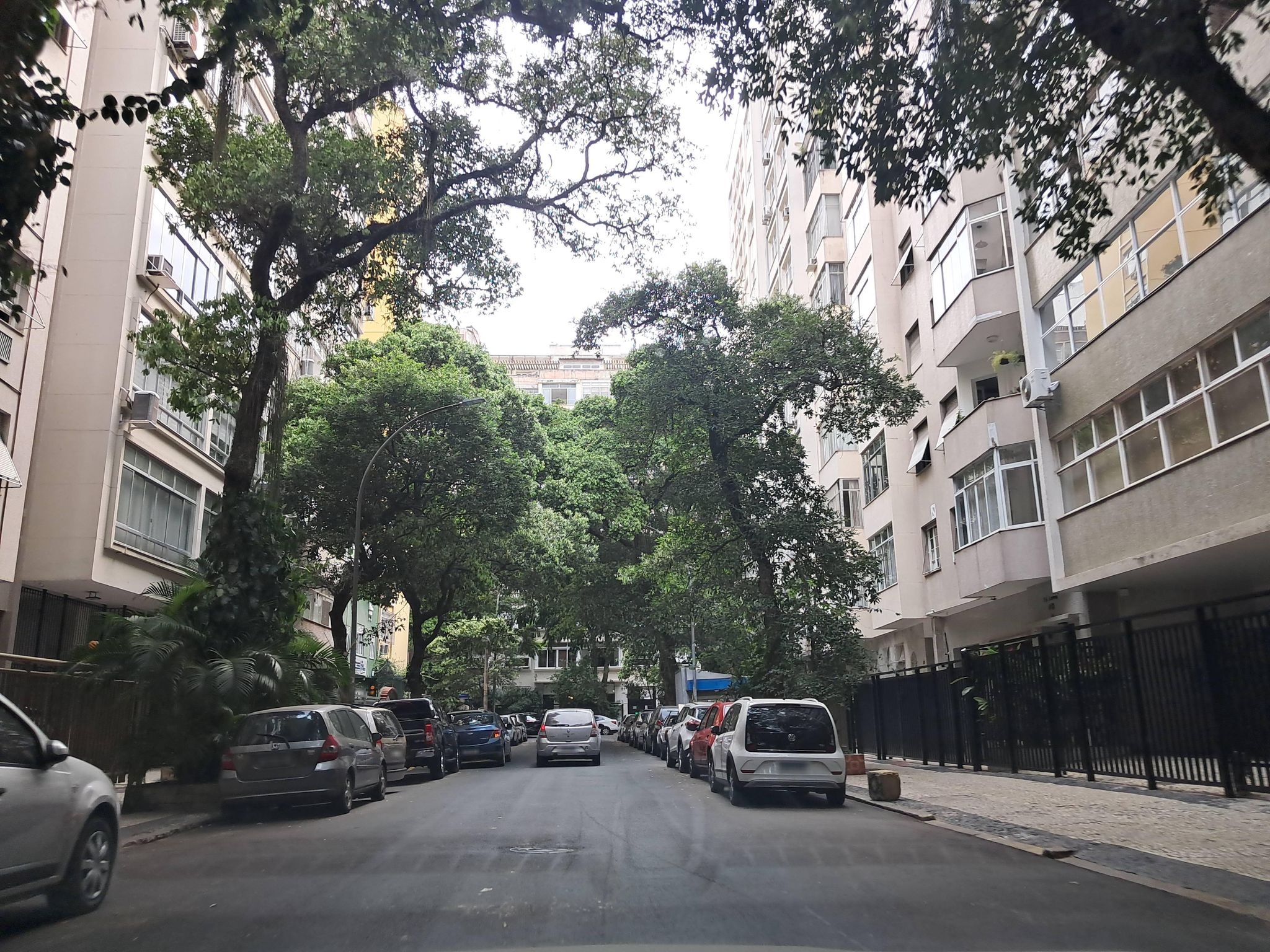 Street-level view near Edifício Mosaico, Copacabana