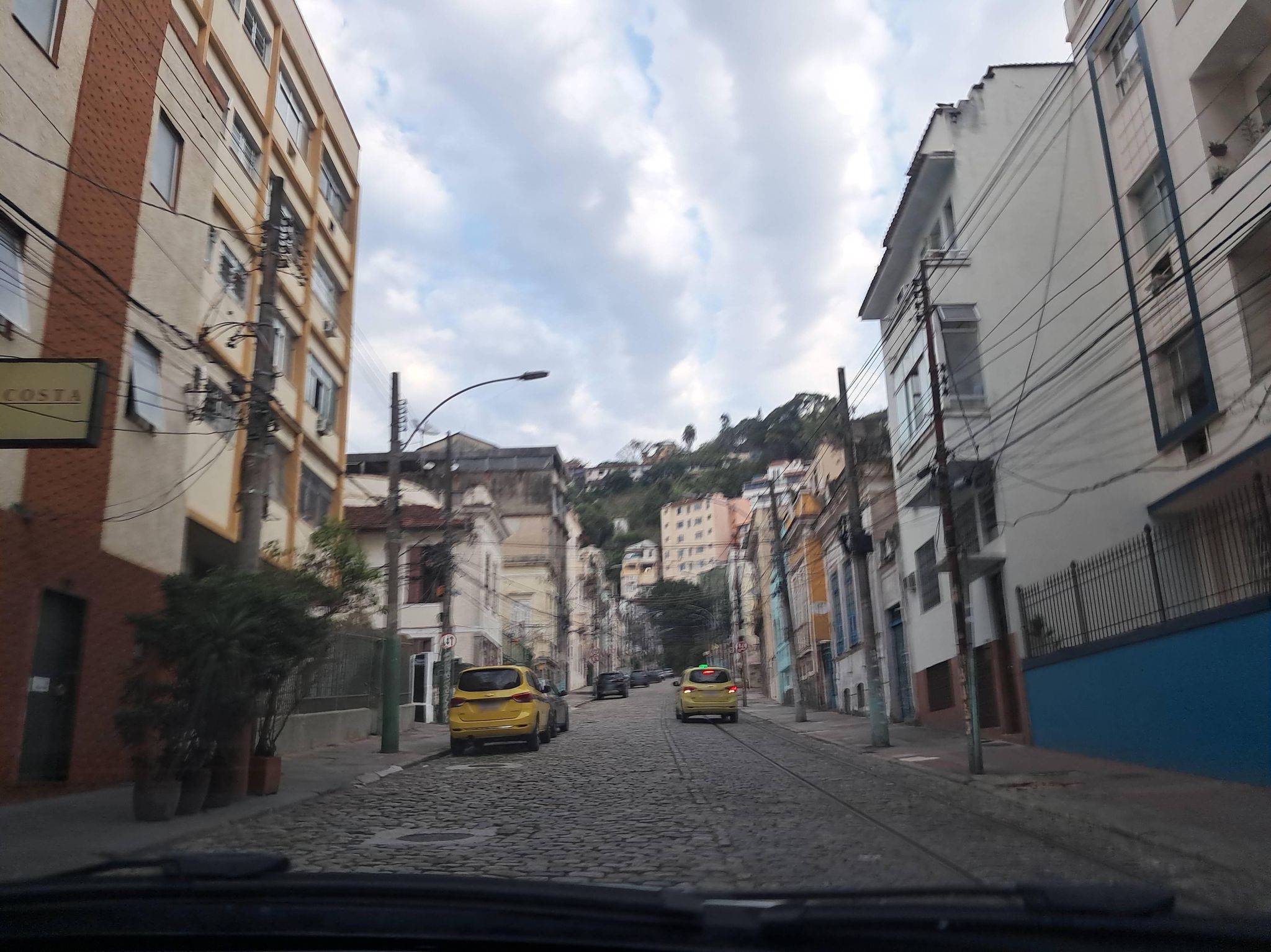 Street-level view near Edifício Moure, Santa Teresa