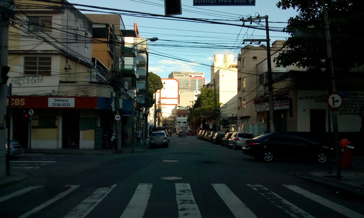 Street-level view near Edifício Mucuripe, Botafogo