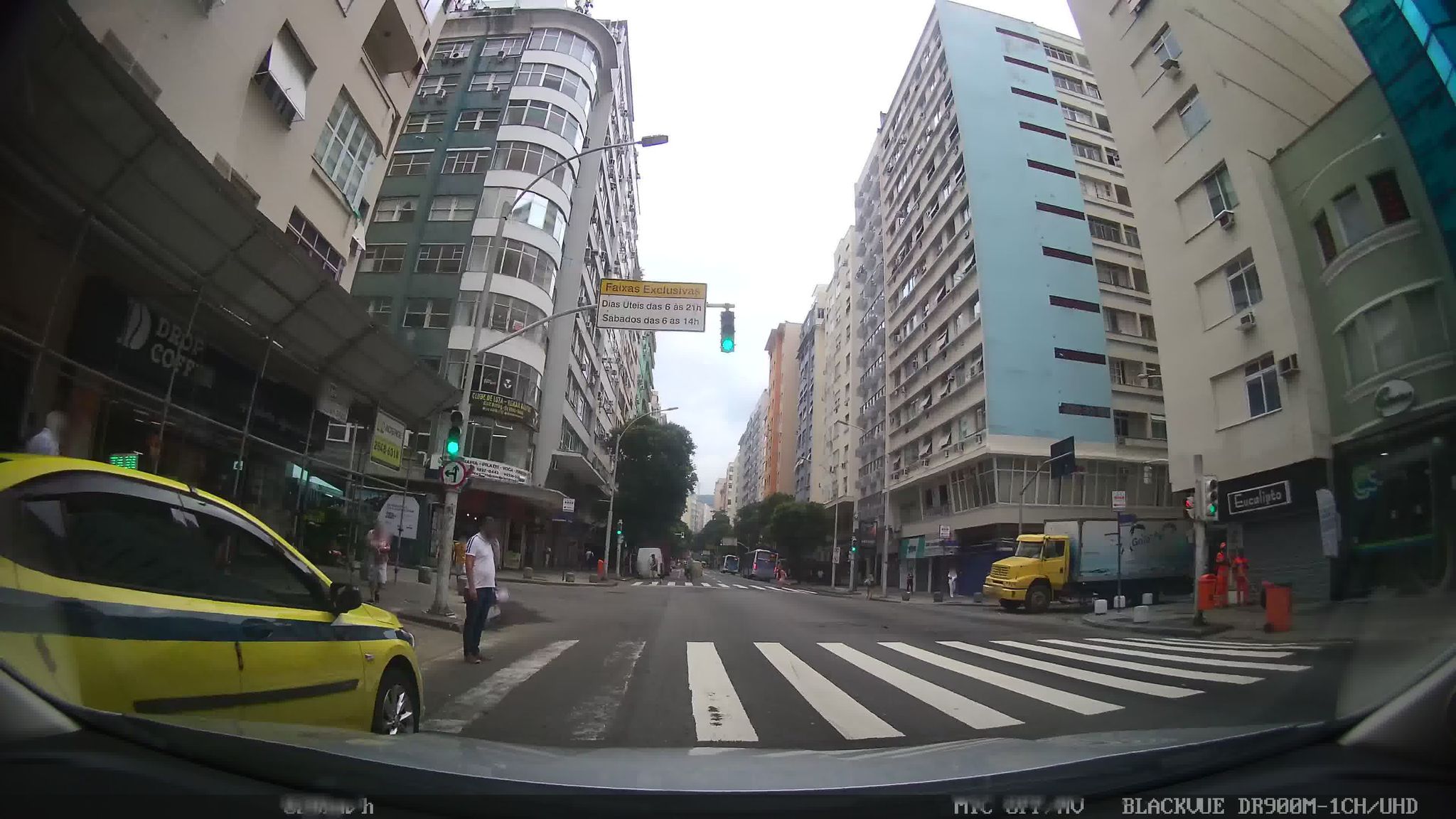 Street-level view near Edifício Muiracoapeara, Leme