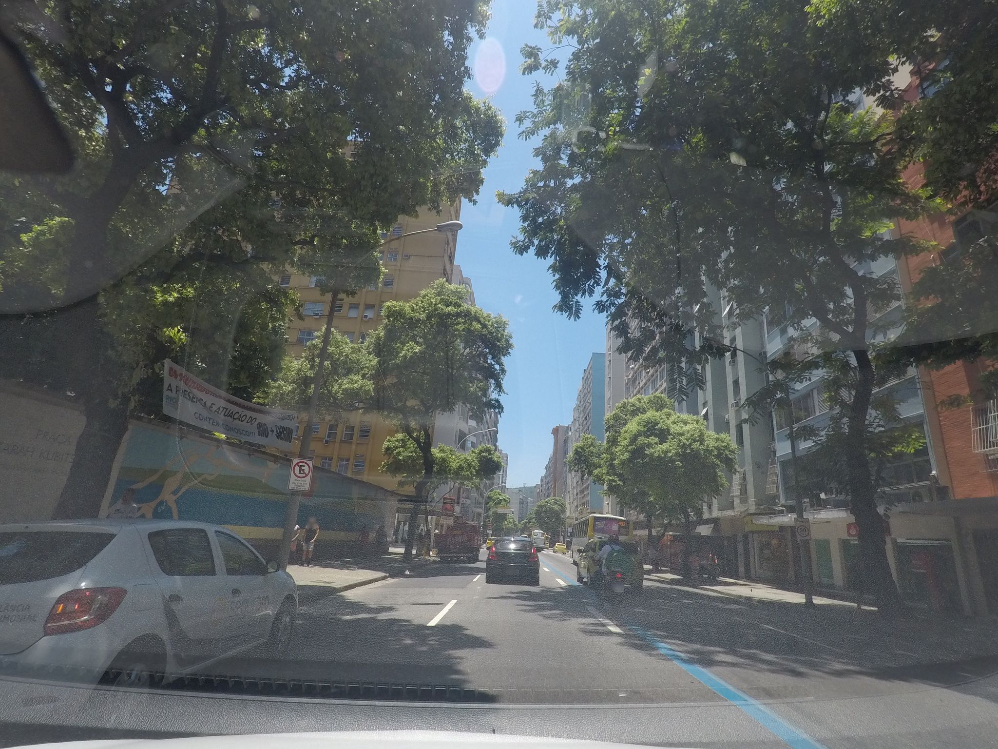 Street-level view near Edifício Muiracoapeara, Copacabana