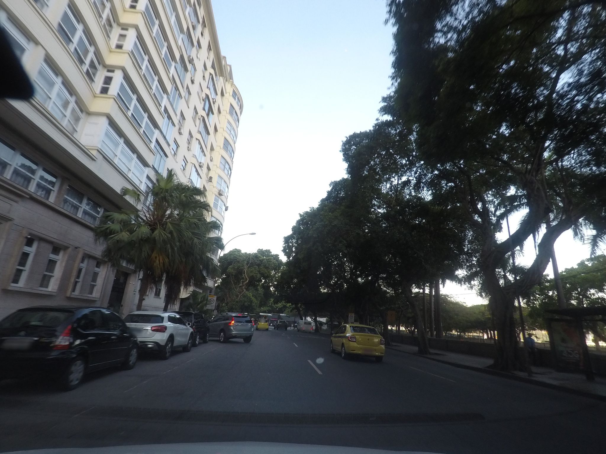 Street-level view near Edifício Murça, Botafogo