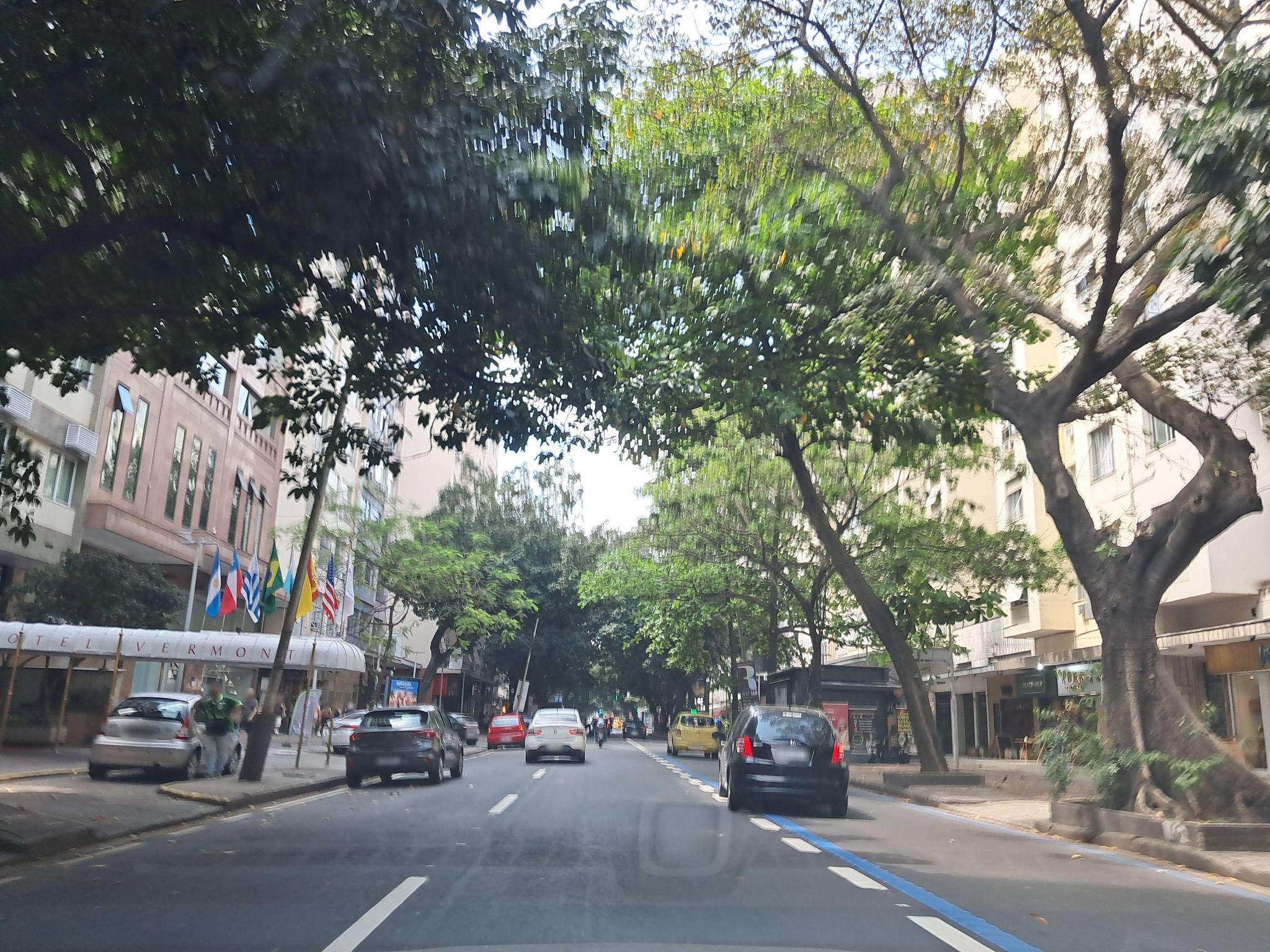 Street-level view near Edifício Musk, Ipanema