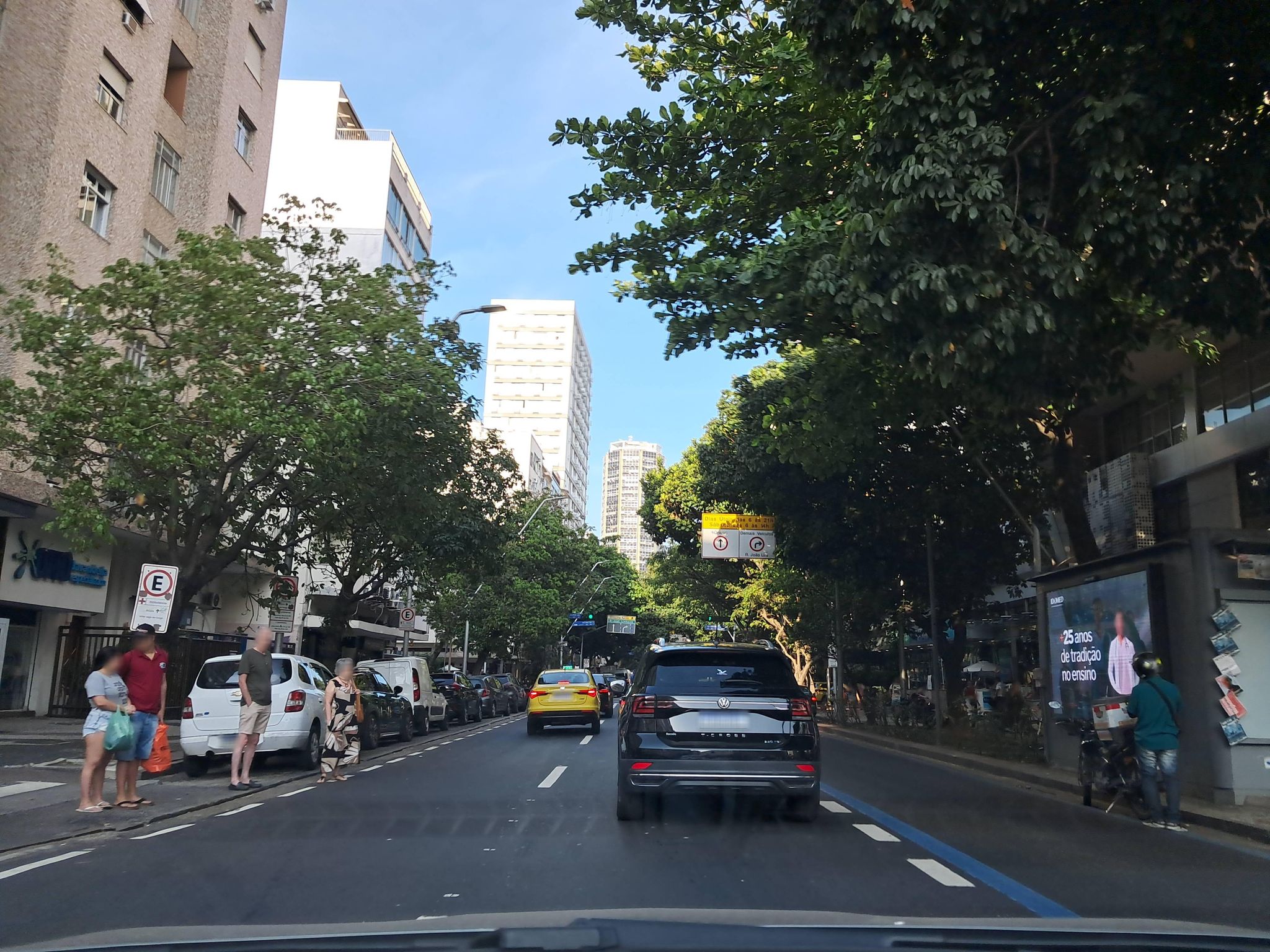 Street-level view near Edifício My Rose, Leblon