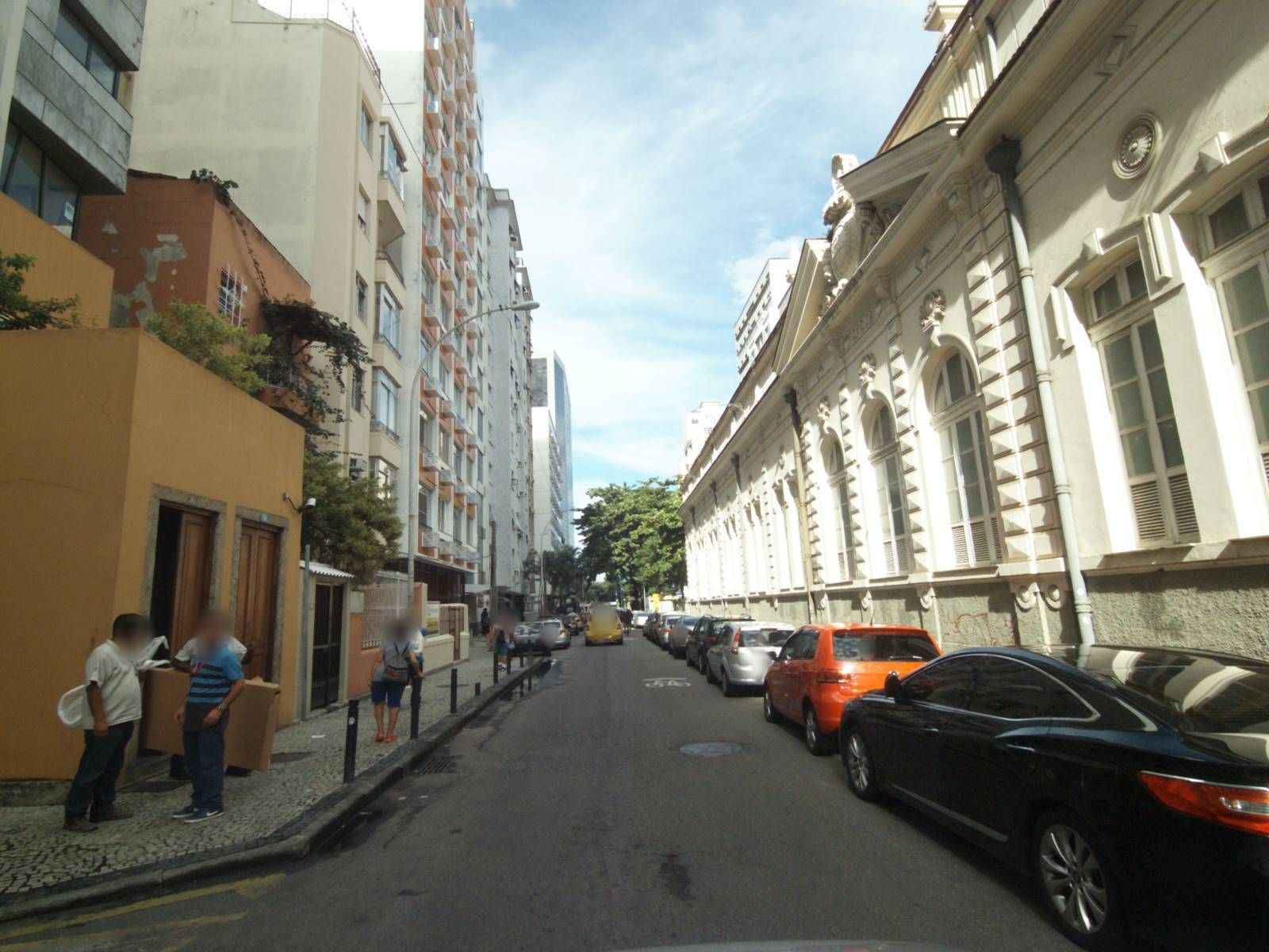 Street-level view near Edifício N.s. Vitória, Catete